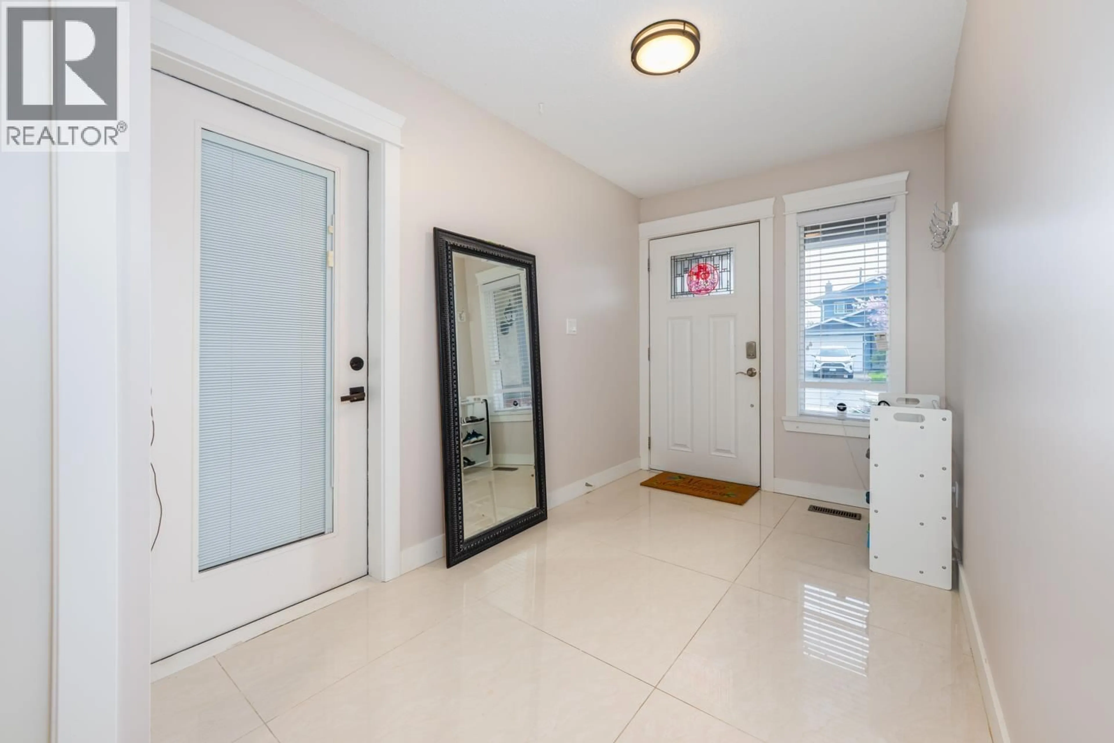 Indoor entryway for 10481 HOLLYBANK DRIVE, Richmond British Columbia V7E4S4