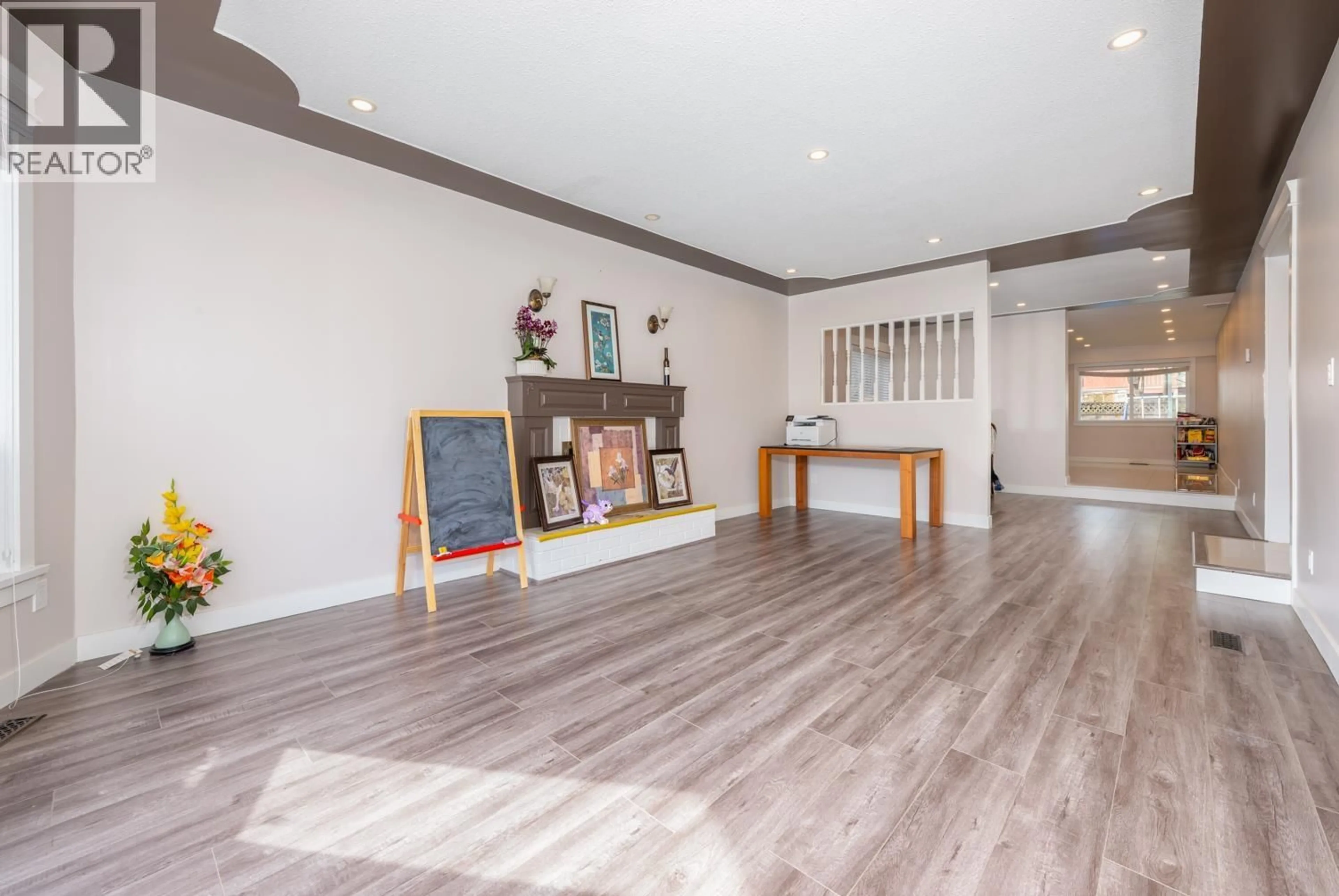 Indoor foyer for 10481 HOLLYBANK DRIVE, Richmond British Columbia V7E4S4