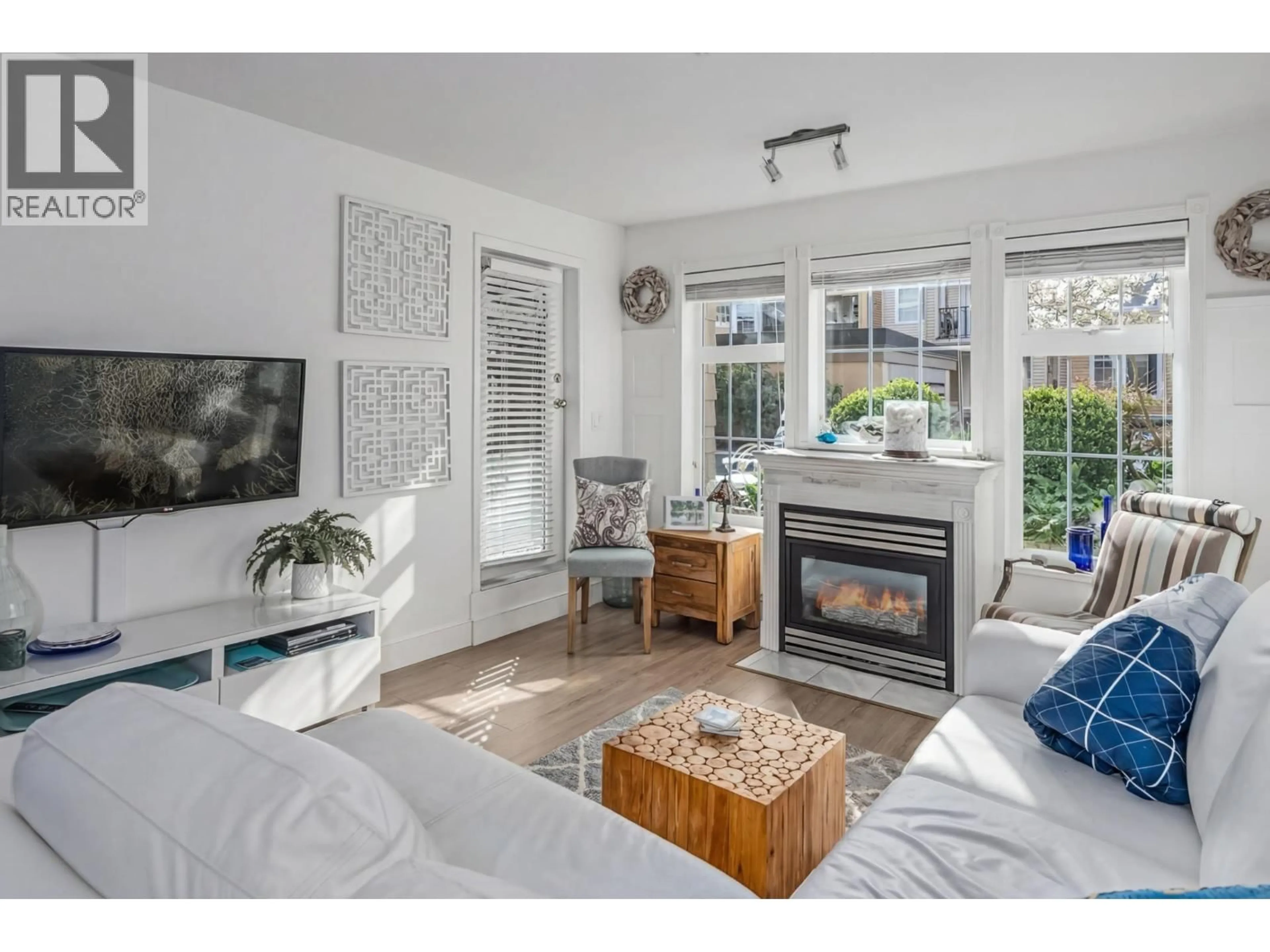 Living room with furniture, wood/laminate floor for 112 - 5518 14 AVENUE, Delta British Columbia V4M4E9