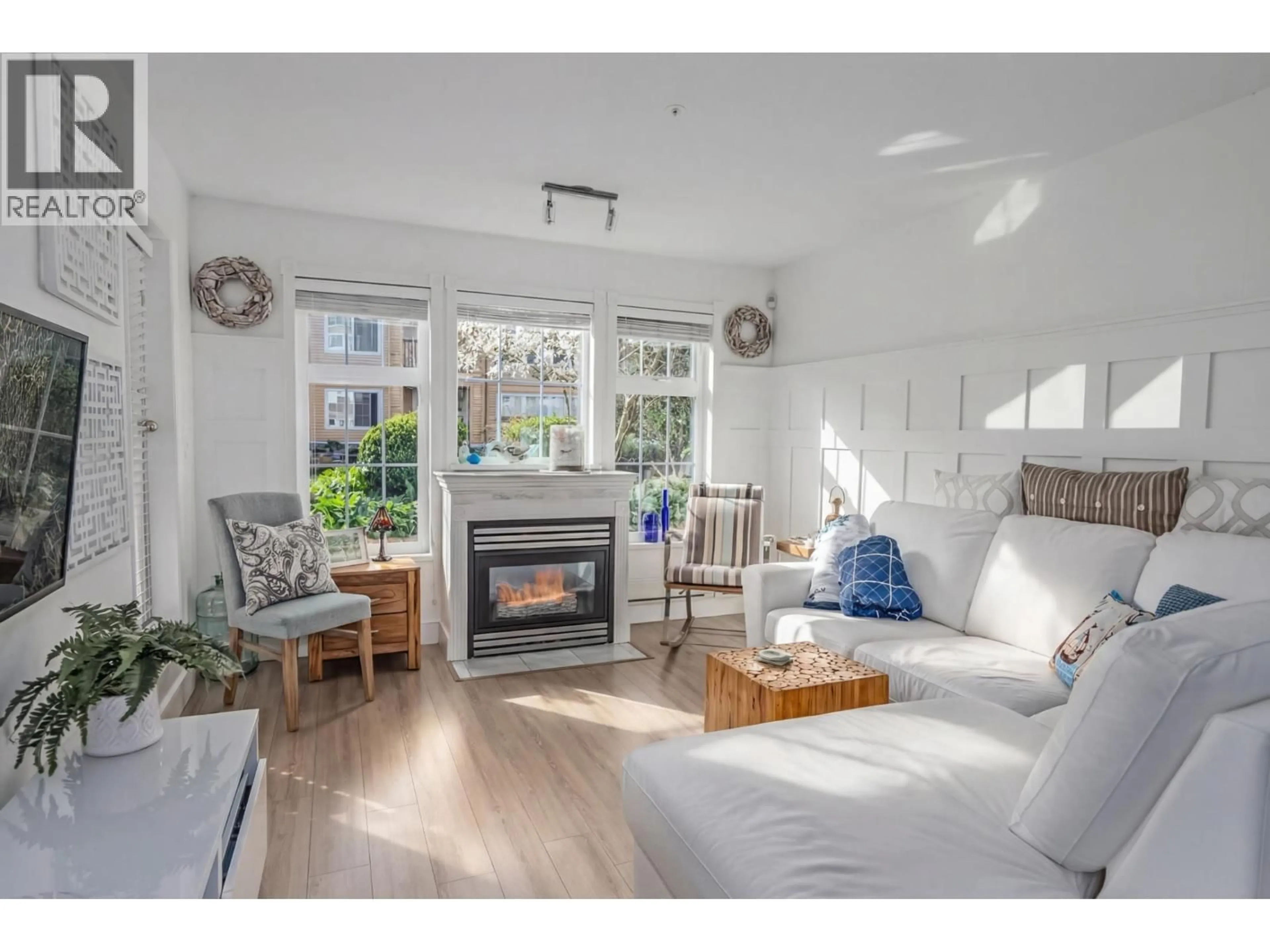 Living room with furniture, wood/laminate floor for 112 - 5518 14 AVENUE, Delta British Columbia V4M4E9