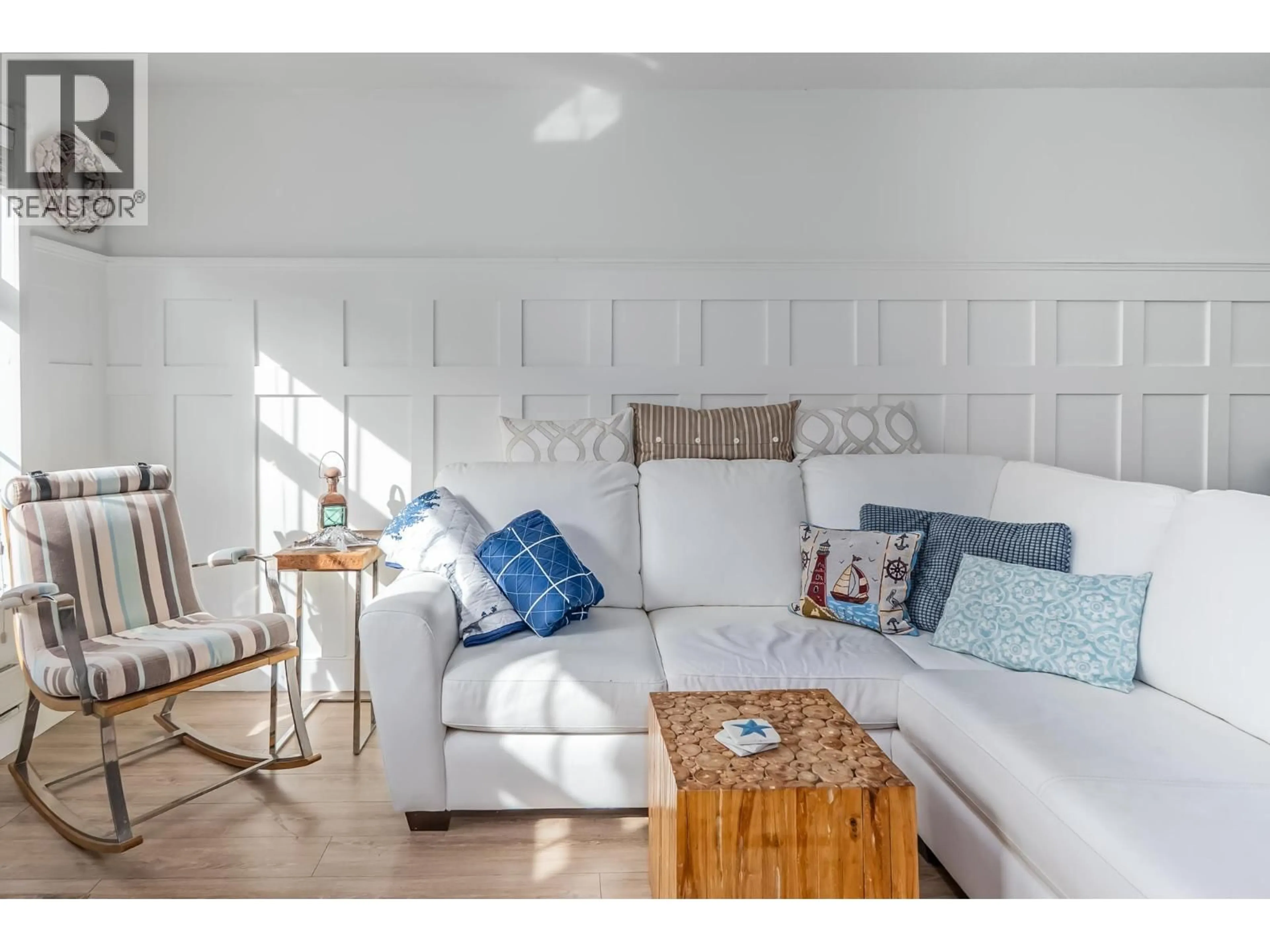 Living room with furniture, wood/laminate floor for 112 - 5518 14 AVENUE, Delta British Columbia V4M4E9