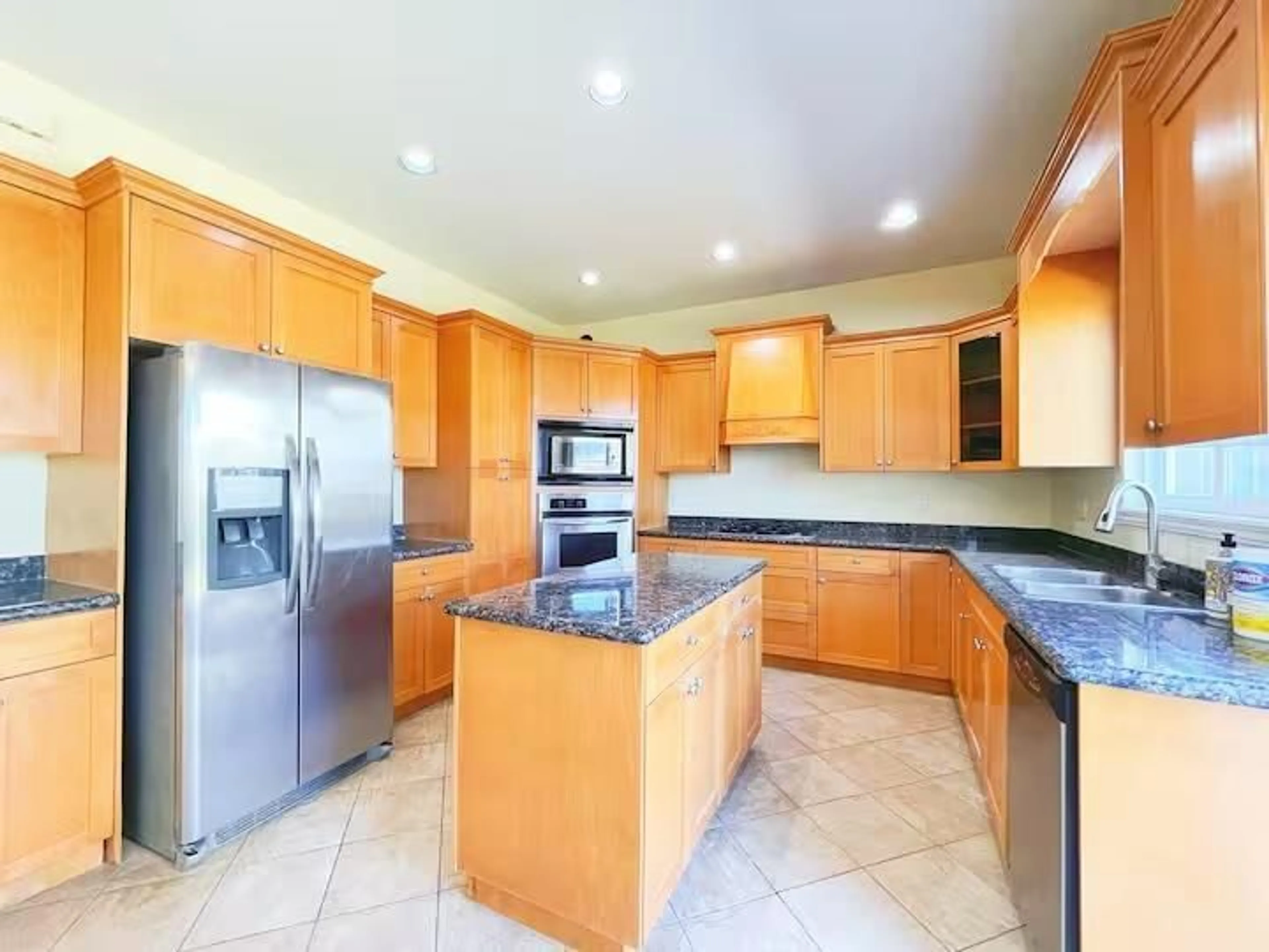 Open concept kitchen, ceramic/tile floor for 6194 175A STREET, Surrey British Columbia V3S4B7