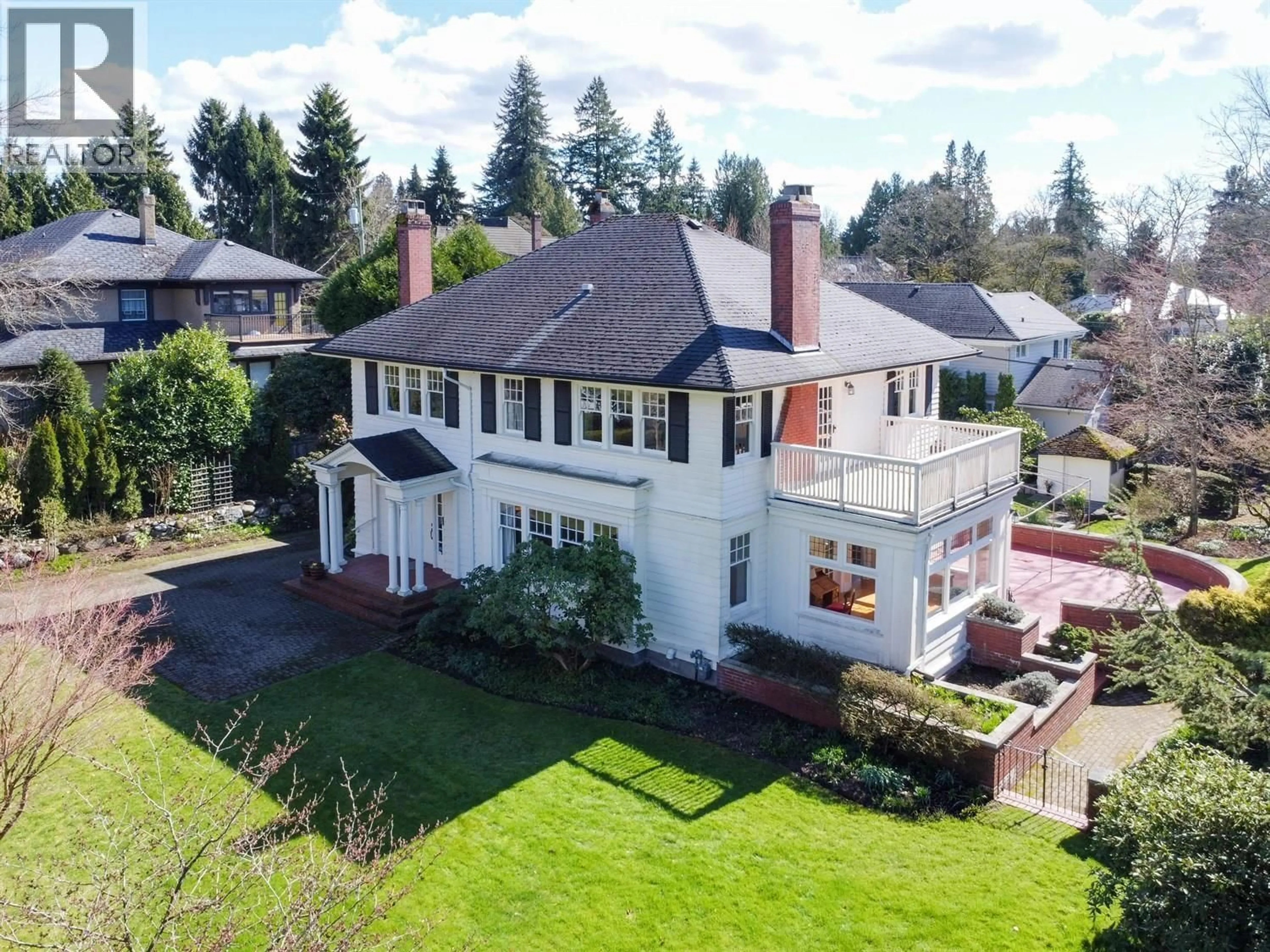 A pic from outside/outdoor area/front of a property/back of a property/a pic from drone, street for 1570 36TH AVENUE, Vancouver British Columbia V6M1J8