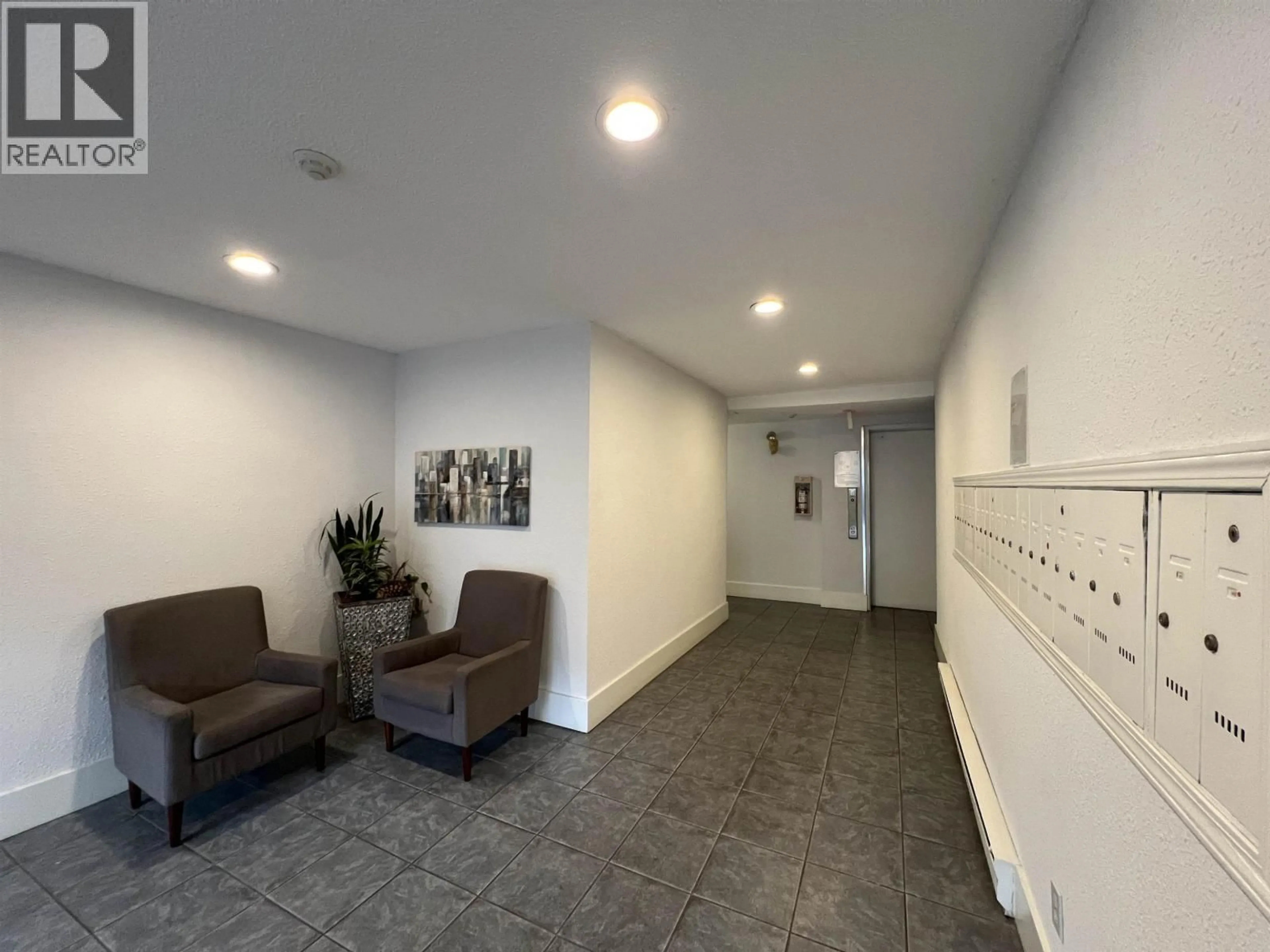 Indoor foyer for 206 - 674 17TH AVENUE, Vancouver British Columbia V5Z1T8