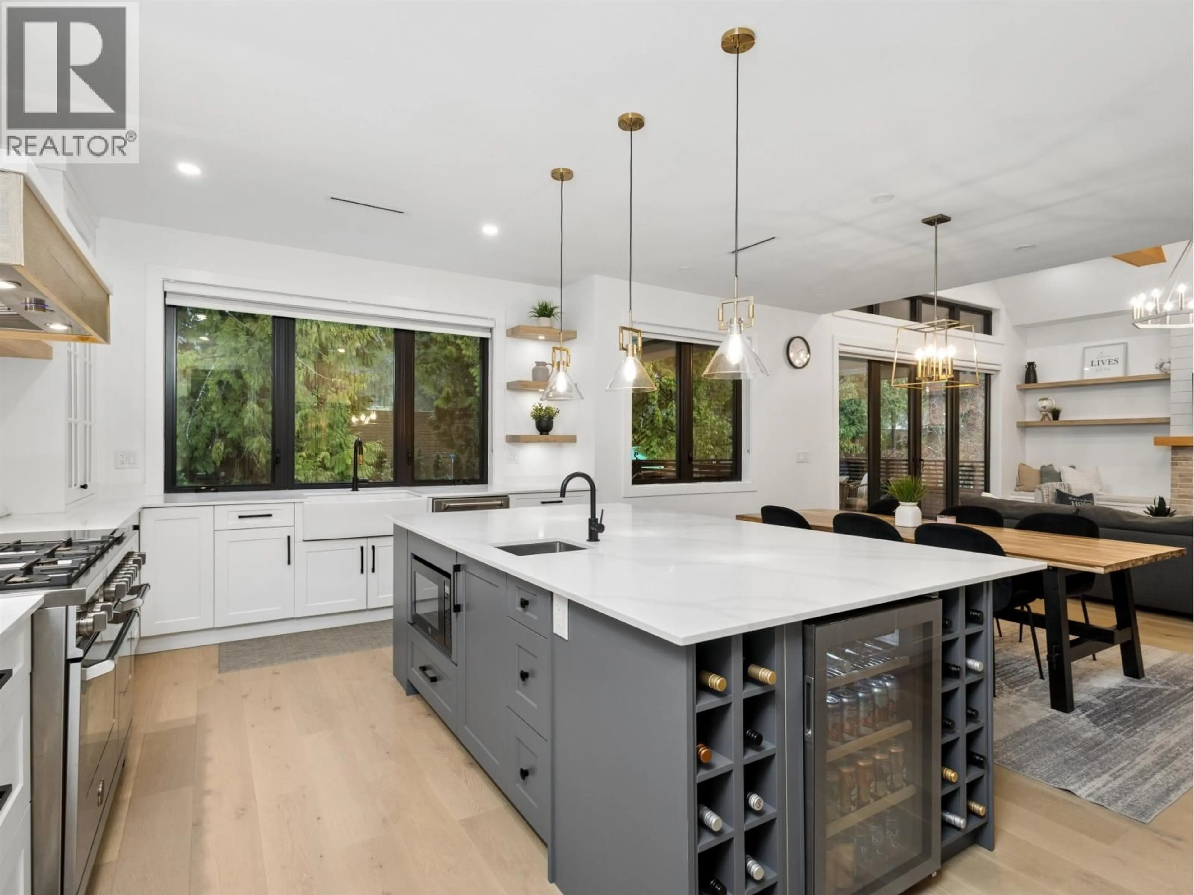 Contemporary kitchen, unknown for 1260 PLATEAU DRIVE, North Vancouver British Columbia V7P2J4