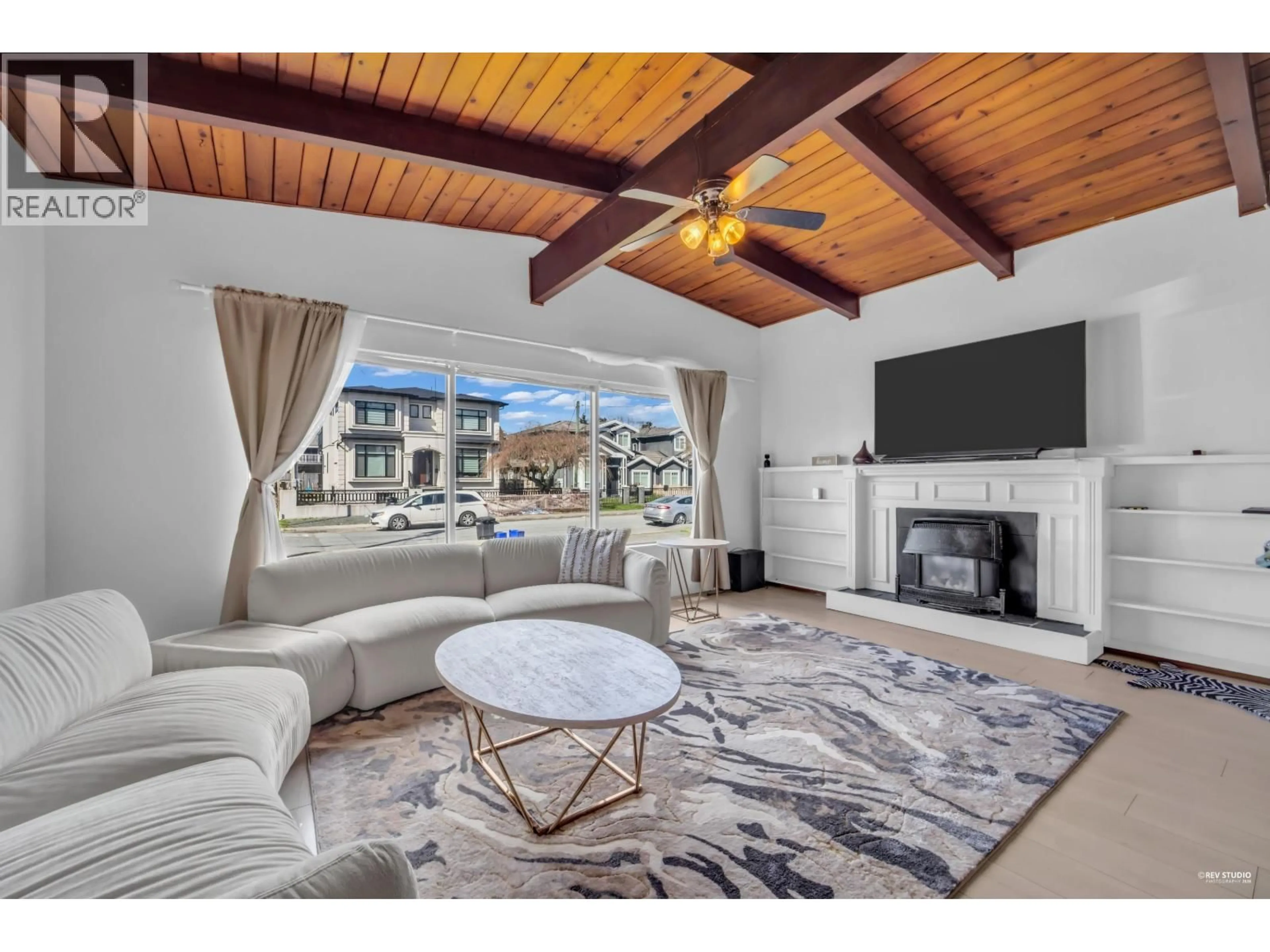 Living room with furniture, unknown for 7750 15TH AVENUE, Burnaby British Columbia V3N1W5