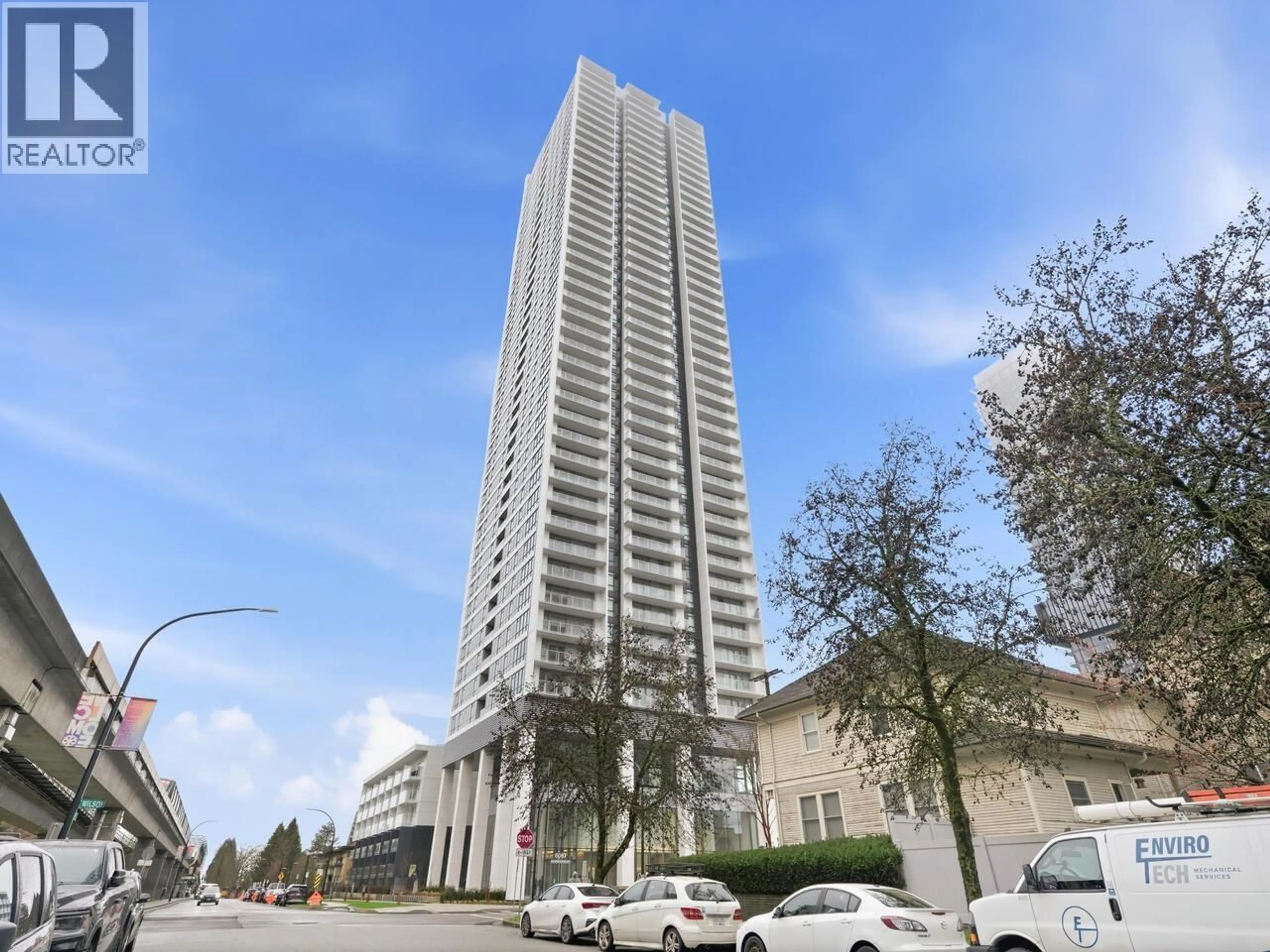 Indoor foyer for 501 - 6087 WILSON AVENUE, Burnaby British Columbia V5H0M1