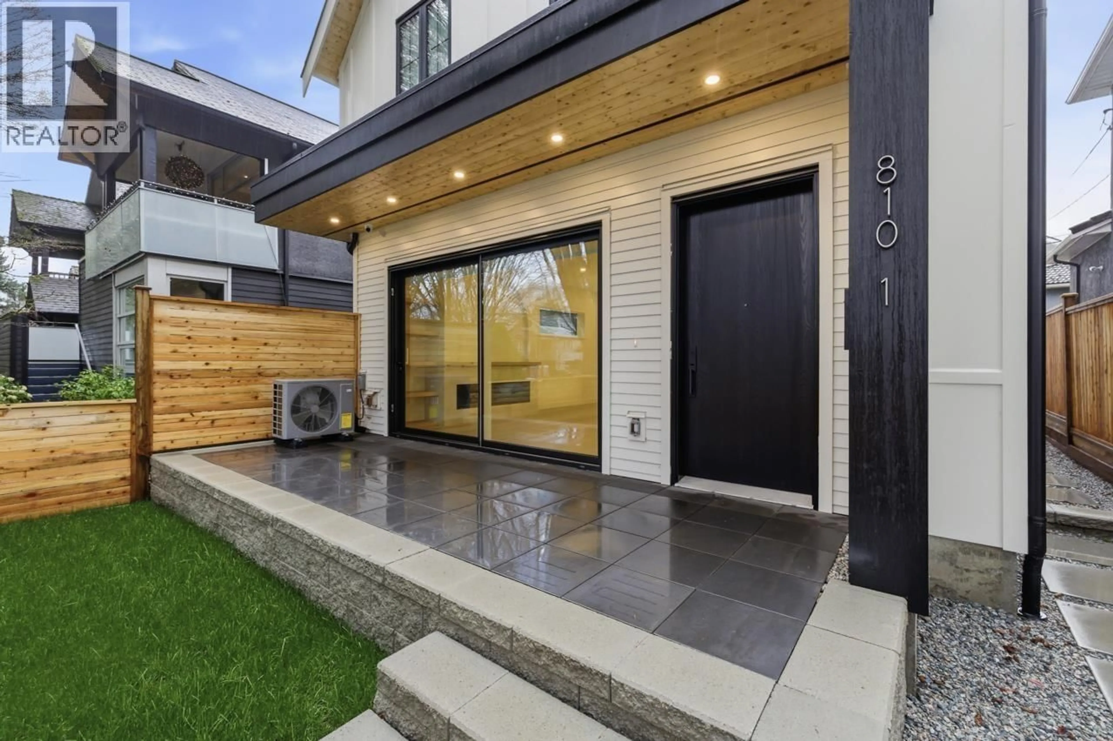 Unknown for 1 - 810 22ND AVENUE, Vancouver British Columbia V5V1V7