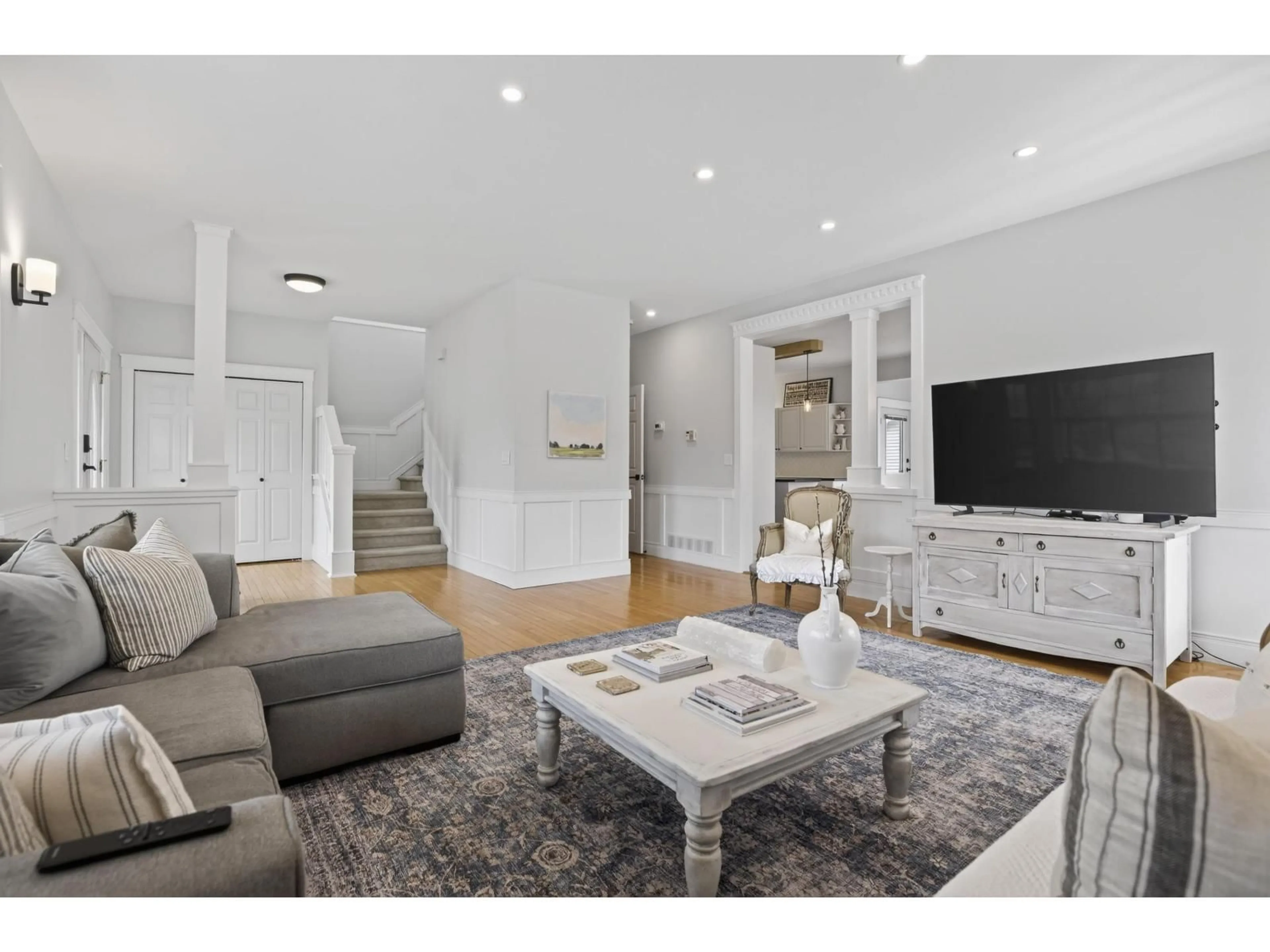 Living room with furniture, unknown for 46402 CHESTER DRIVE, Chilliwack British Columbia V2R5N4