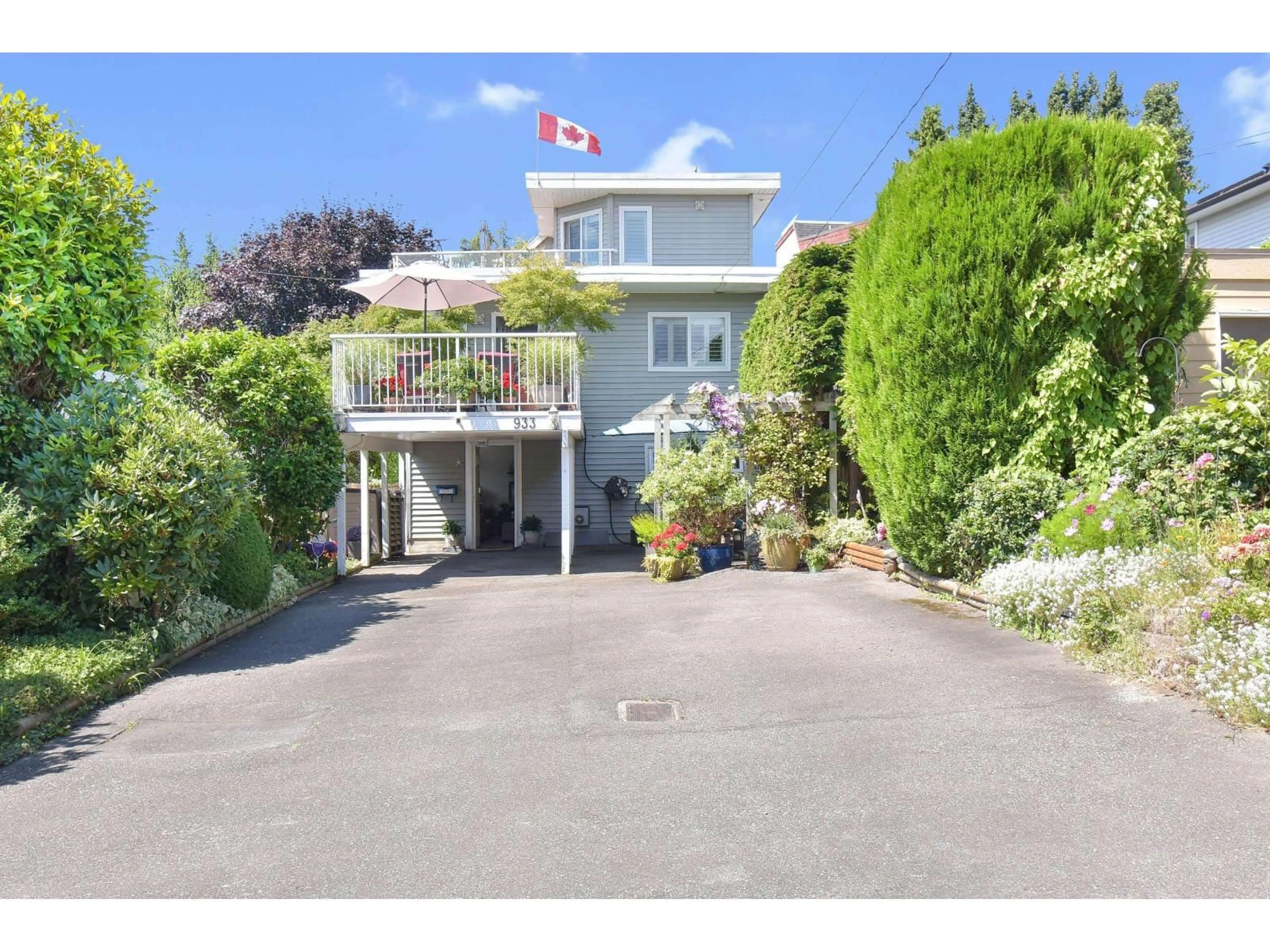 A pic from outside/outdoor area/front of a property/back of a property/a pic from drone, street for 933 HABGOOD STREET, White Rock British Columbia V4B4W5