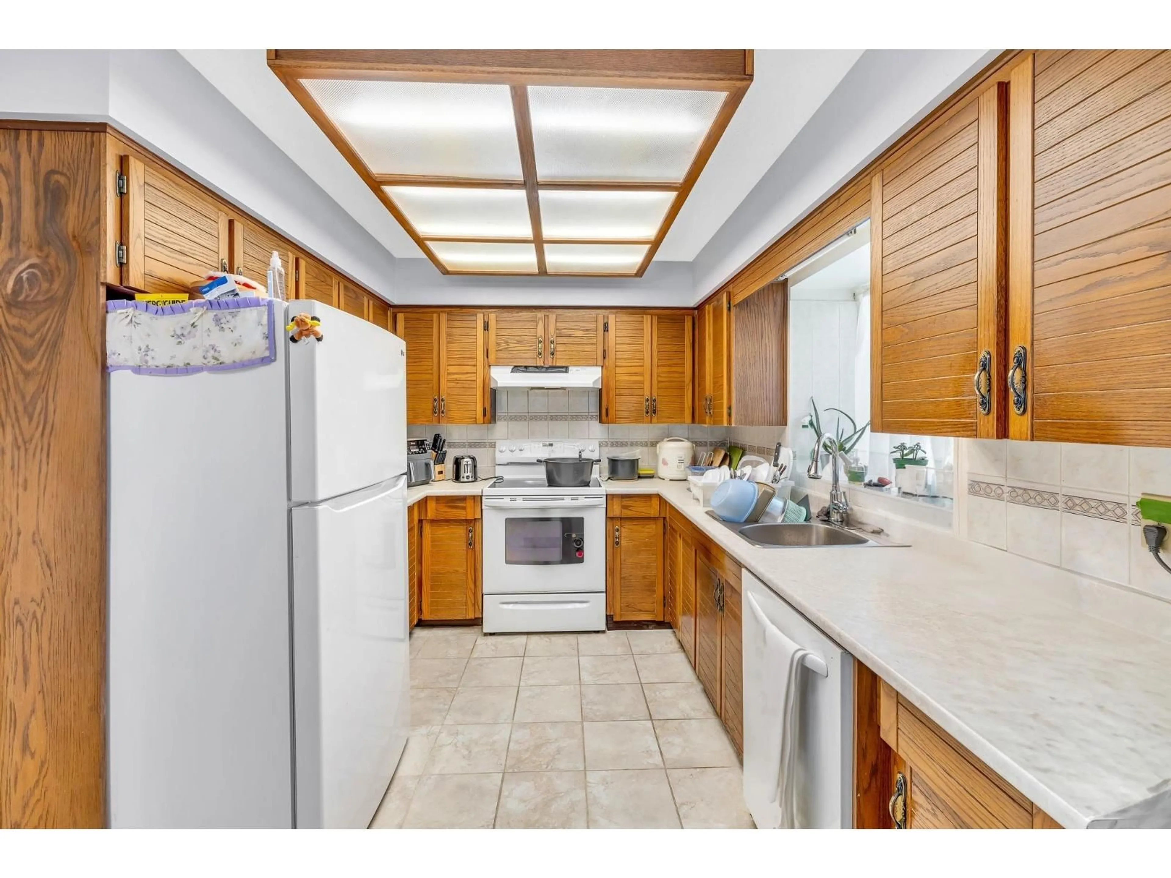 Standard kitchen, unknown for 15420 96 AVENUE, Surrey British Columbia V3R1G5