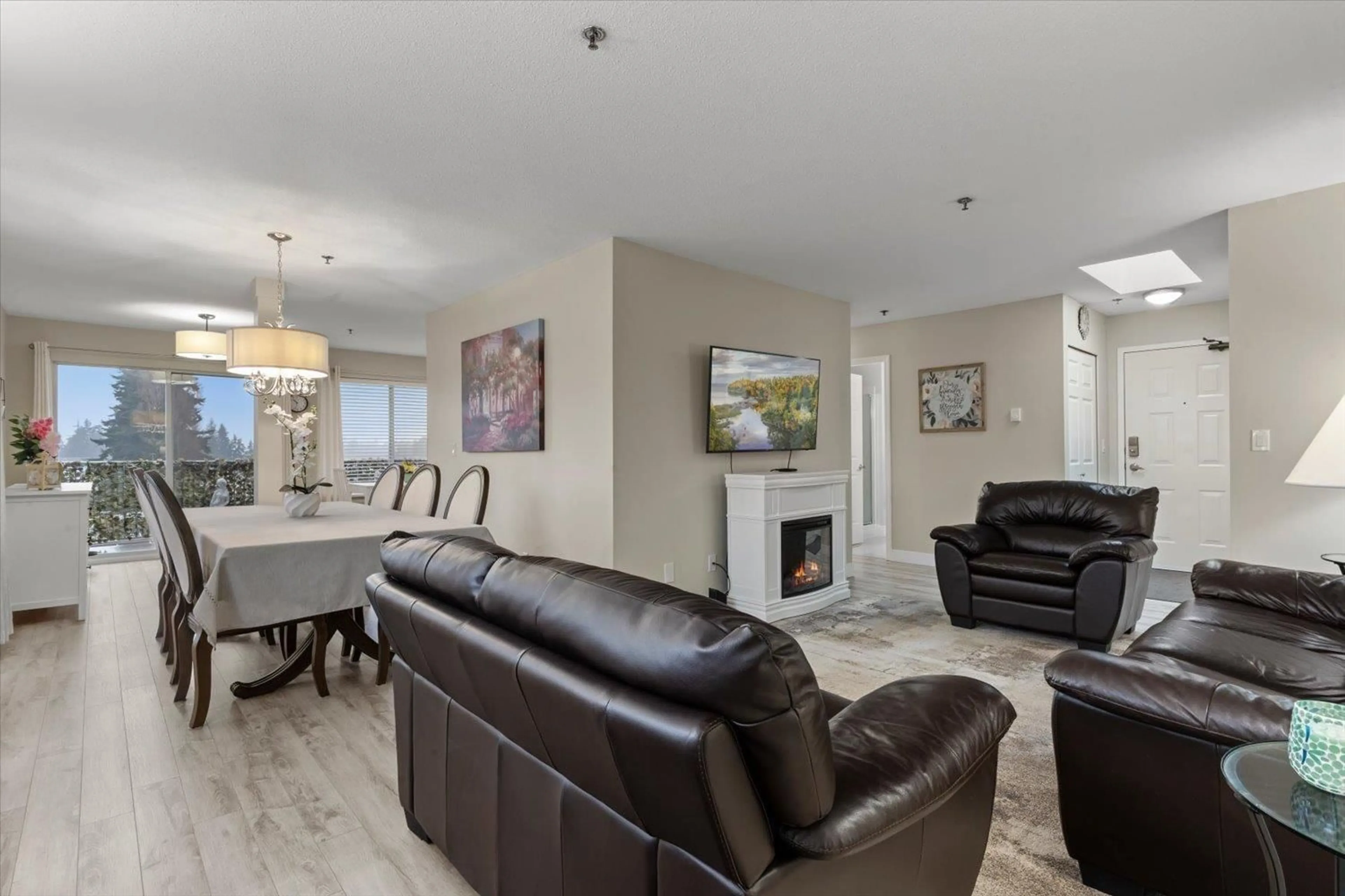 Living room with furniture, unknown for 307 - 33535 KING ROAD, Abbotsford British Columbia V2S6Z5