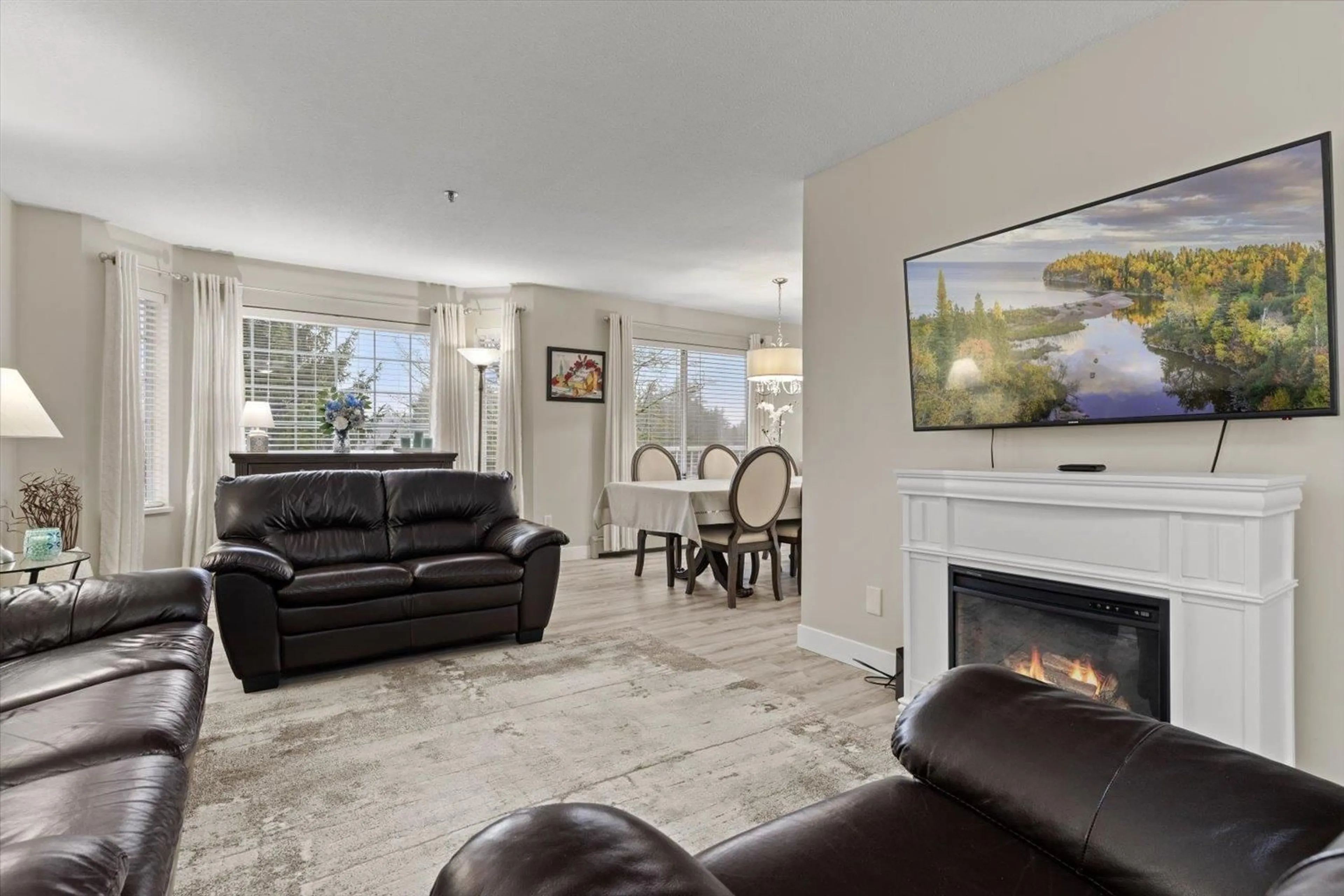Living room with furniture, unknown for 307 - 33535 KING ROAD, Abbotsford British Columbia V2S6Z5