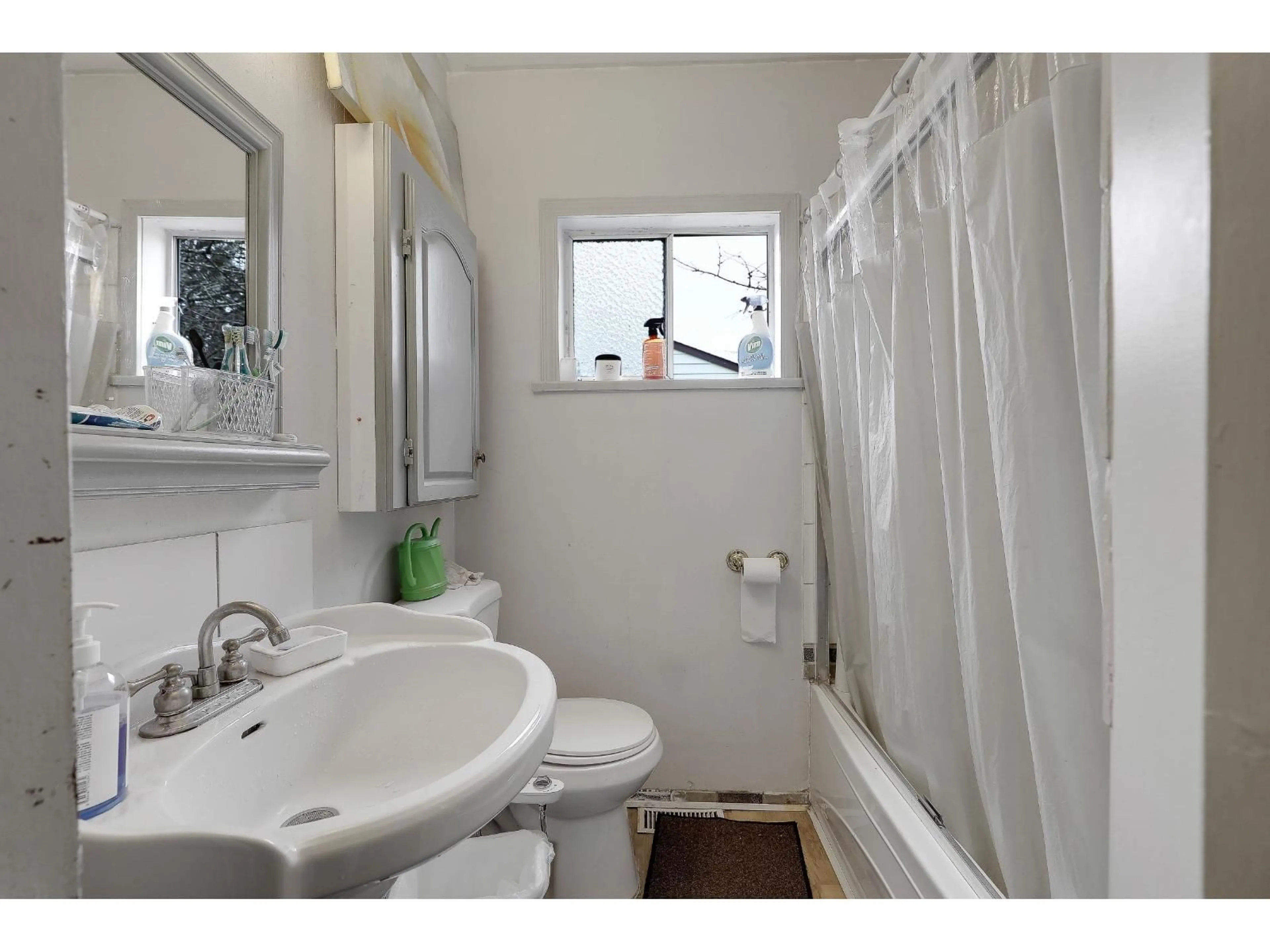 Standard bathroom, ceramic/tile floor for 10080 143 STREET, Surrey British Columbia V3T4S8