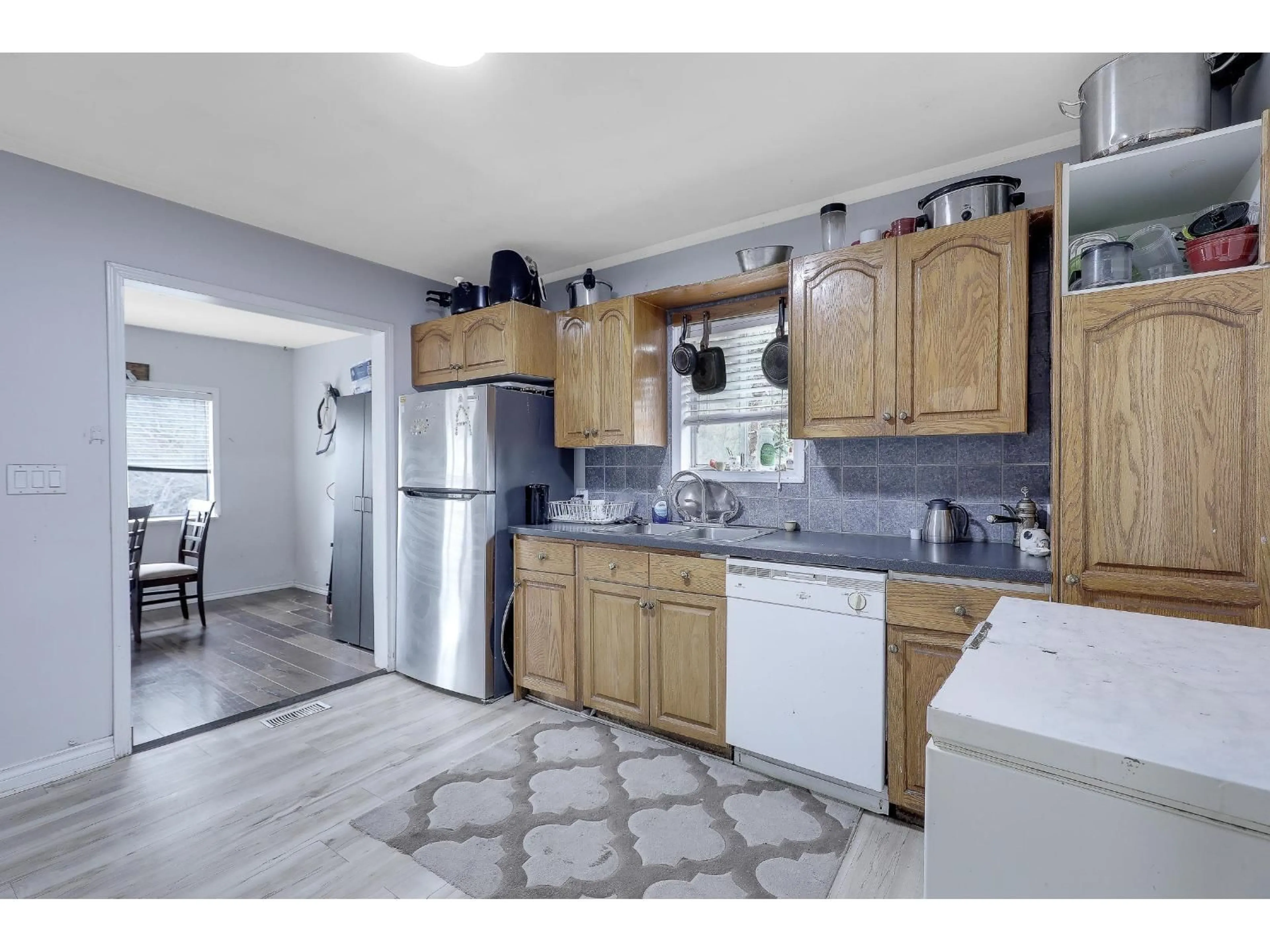 Open concept kitchen, ceramic/tile floor for 10080 143 STREET, Surrey British Columbia V3T4S8