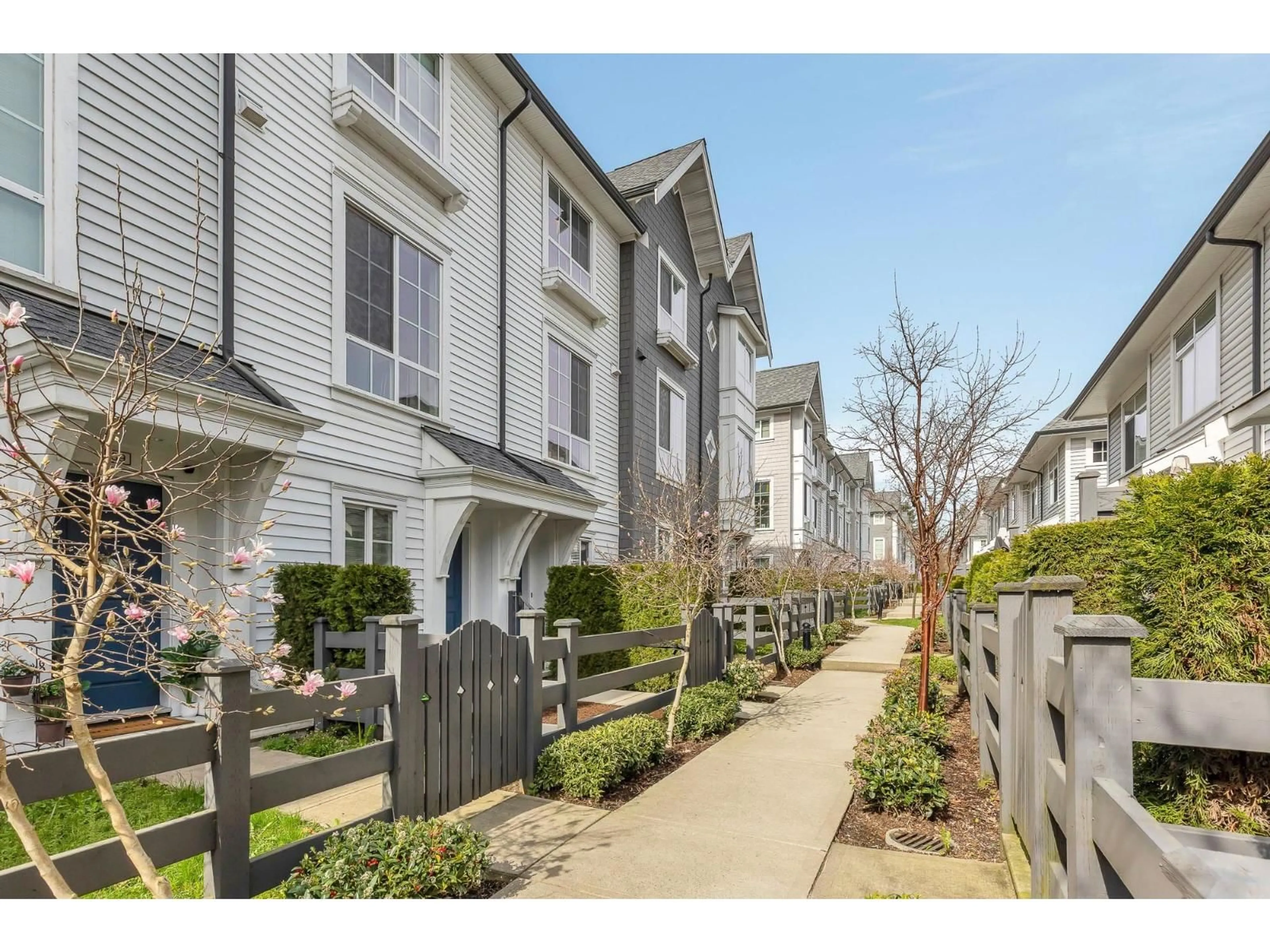 A pic from outside/outdoor area/front of a property/back of a property/a pic from drone, street for 41 - 2838 LIVINGSTONE AVENUE, Abbotsford British Columbia V2T0J1