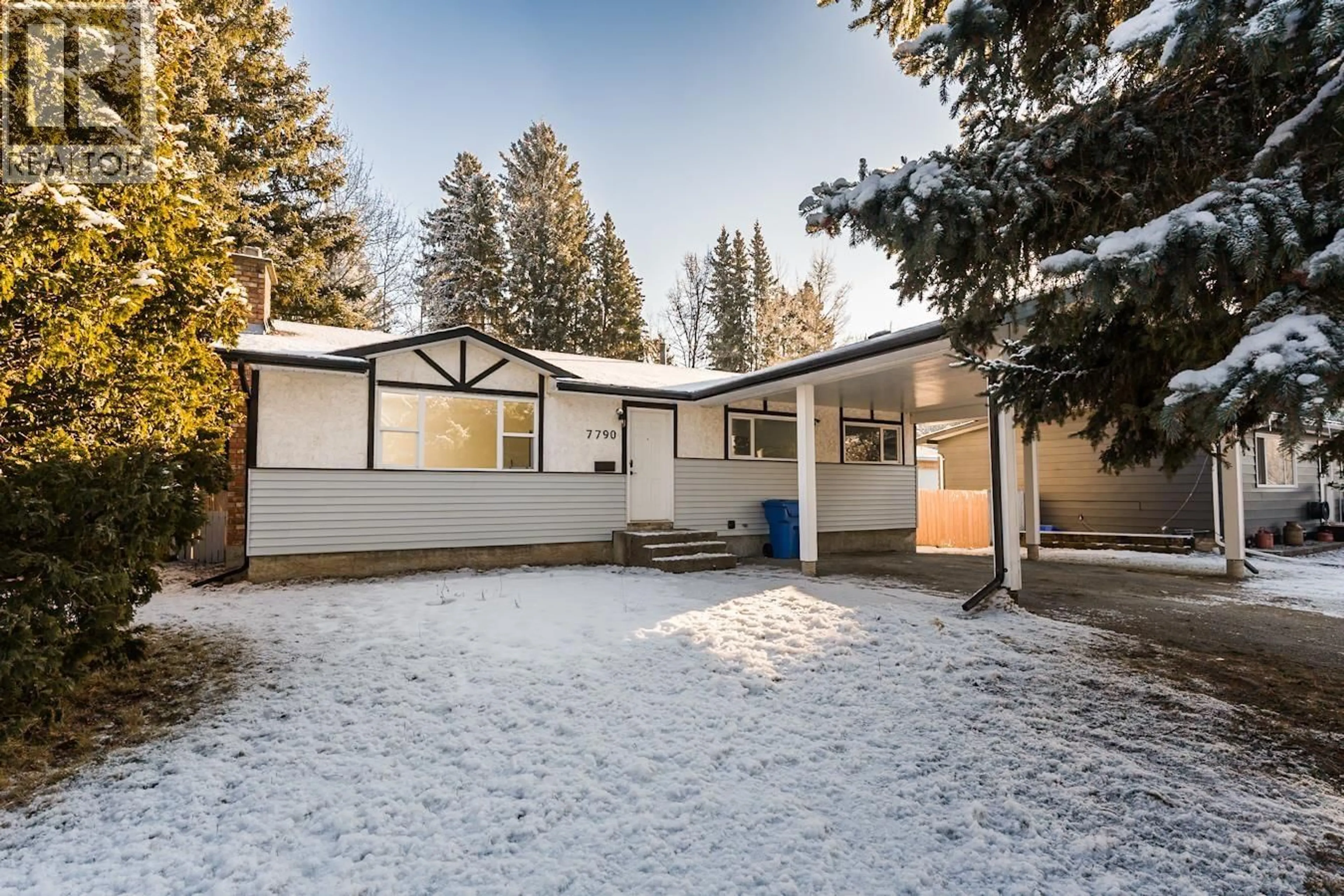 Home with vinyl exterior material, street for 7790 QUEENS CRESCENT, Prince George British Columbia V2N3H4