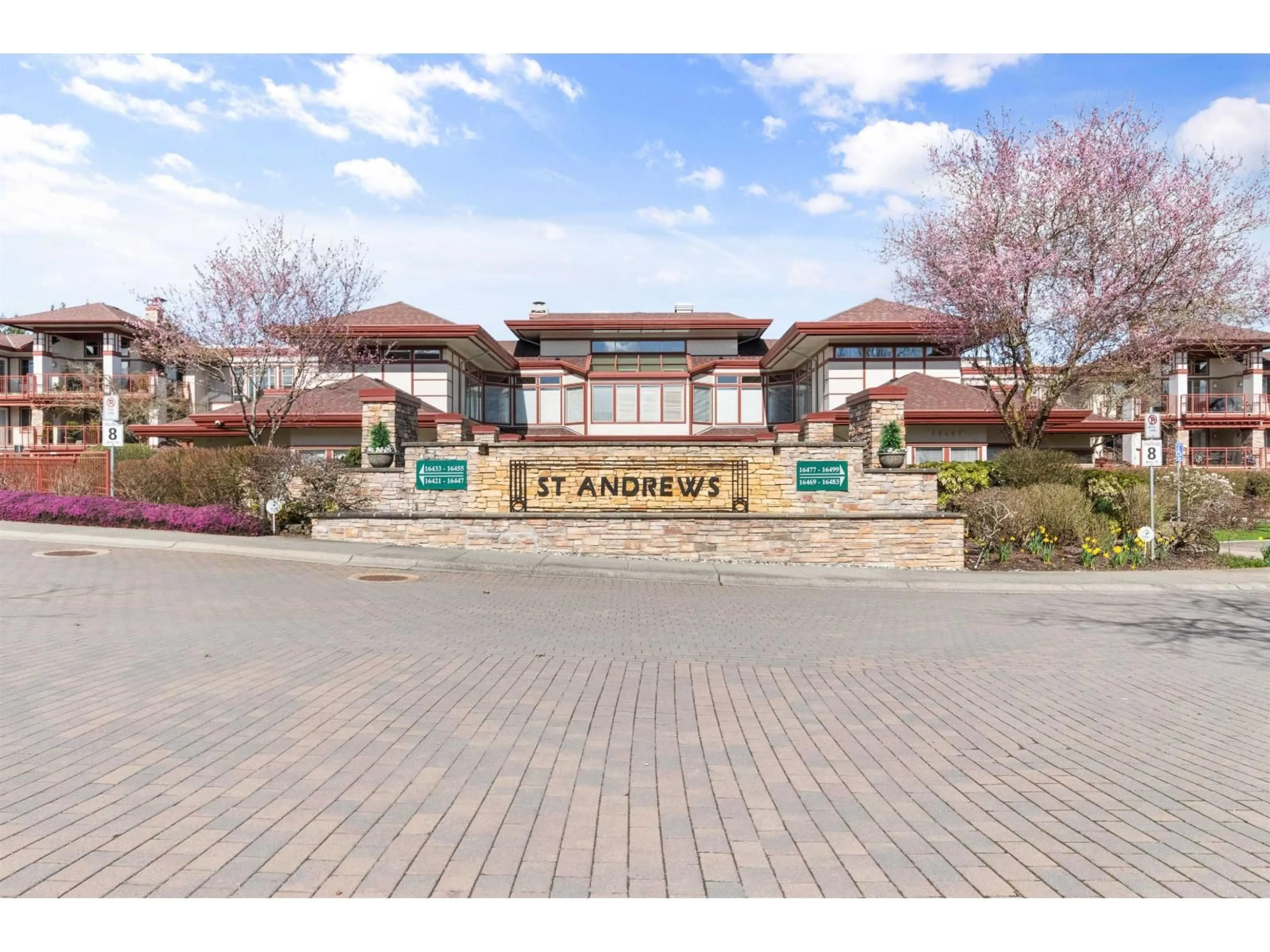 Indoor foyer for 305 - 16499 64 AVENUE, Surrey British Columbia V3S6V7