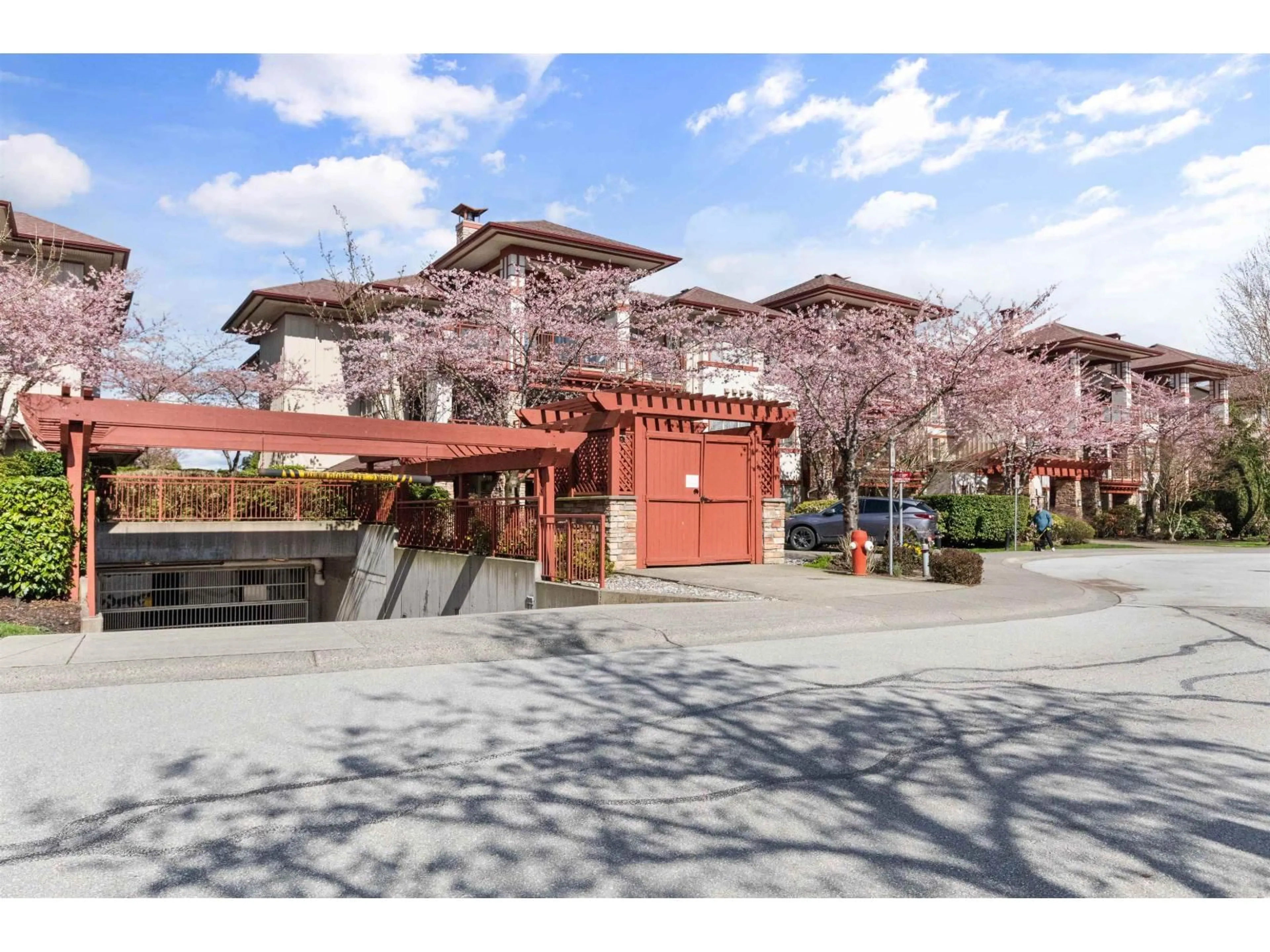 Patio, street for 305 - 16499 64 AVENUE, Surrey British Columbia V3S6V7