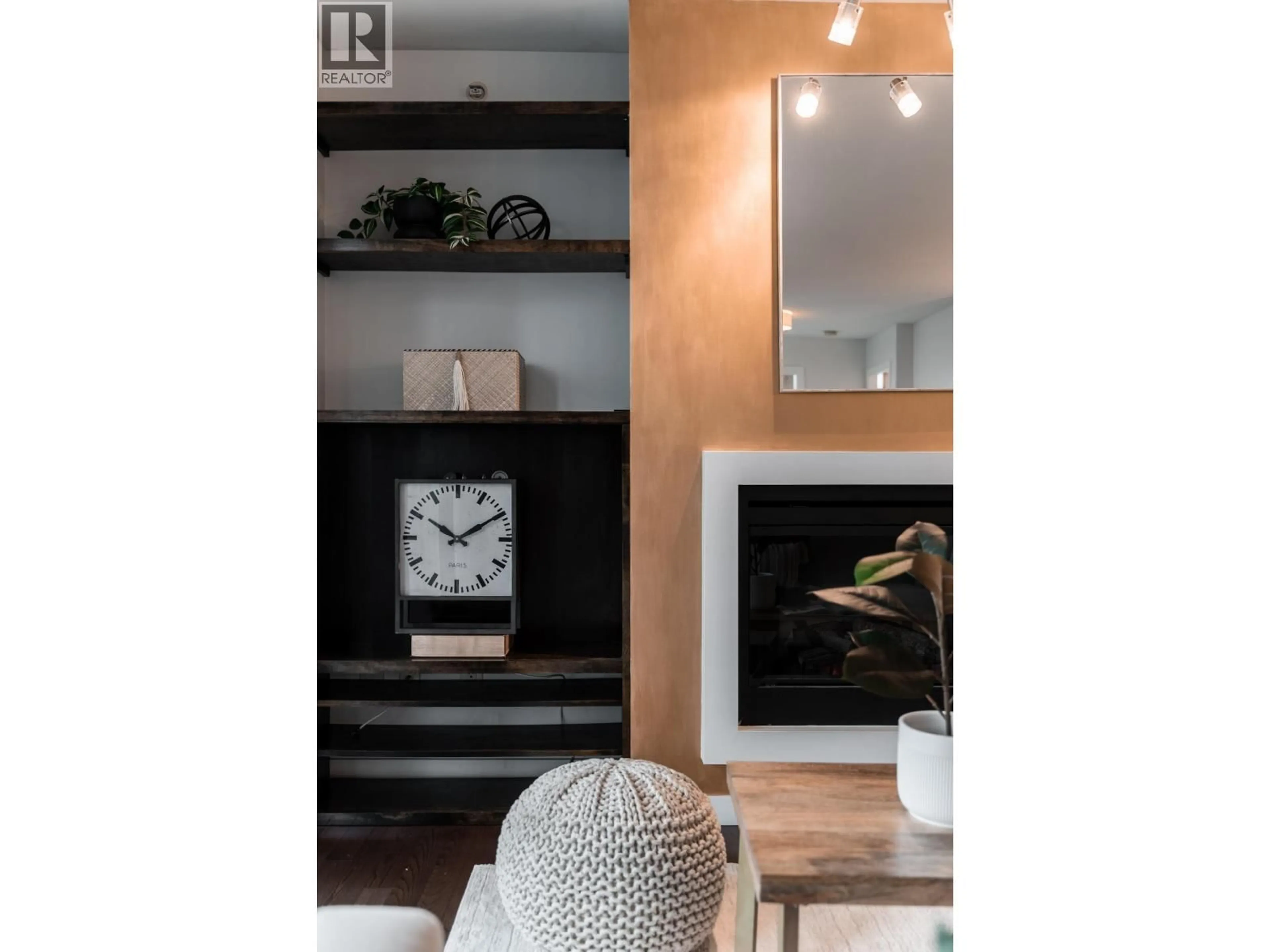 Living room with furniture, wood/laminate floor for 1102 - 1225 RICHARDS STREET, Vancouver British Columbia V6B1E6