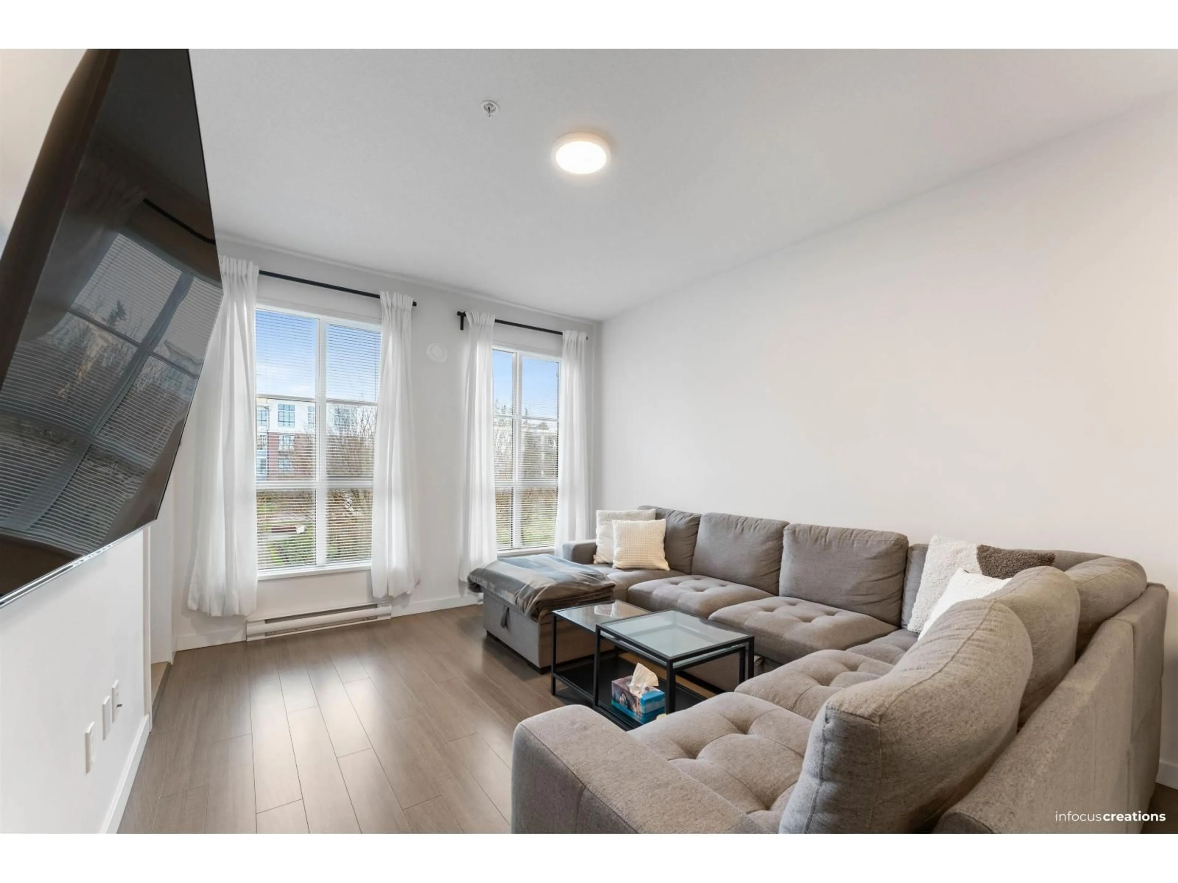 Living room with furniture, wood/laminate floor for 226 - 15137 33 AVENUE, Surrey British Columbia V3Z0Y1