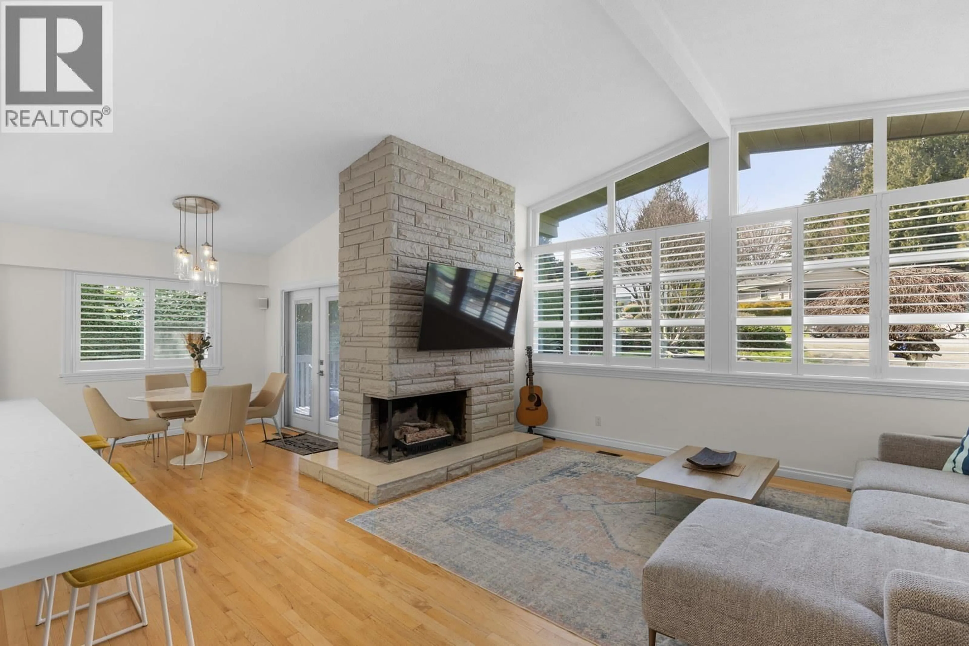 Living room with furniture, unknown for 4975 WEAVER DRIVE, Delta British Columbia V4M1R5