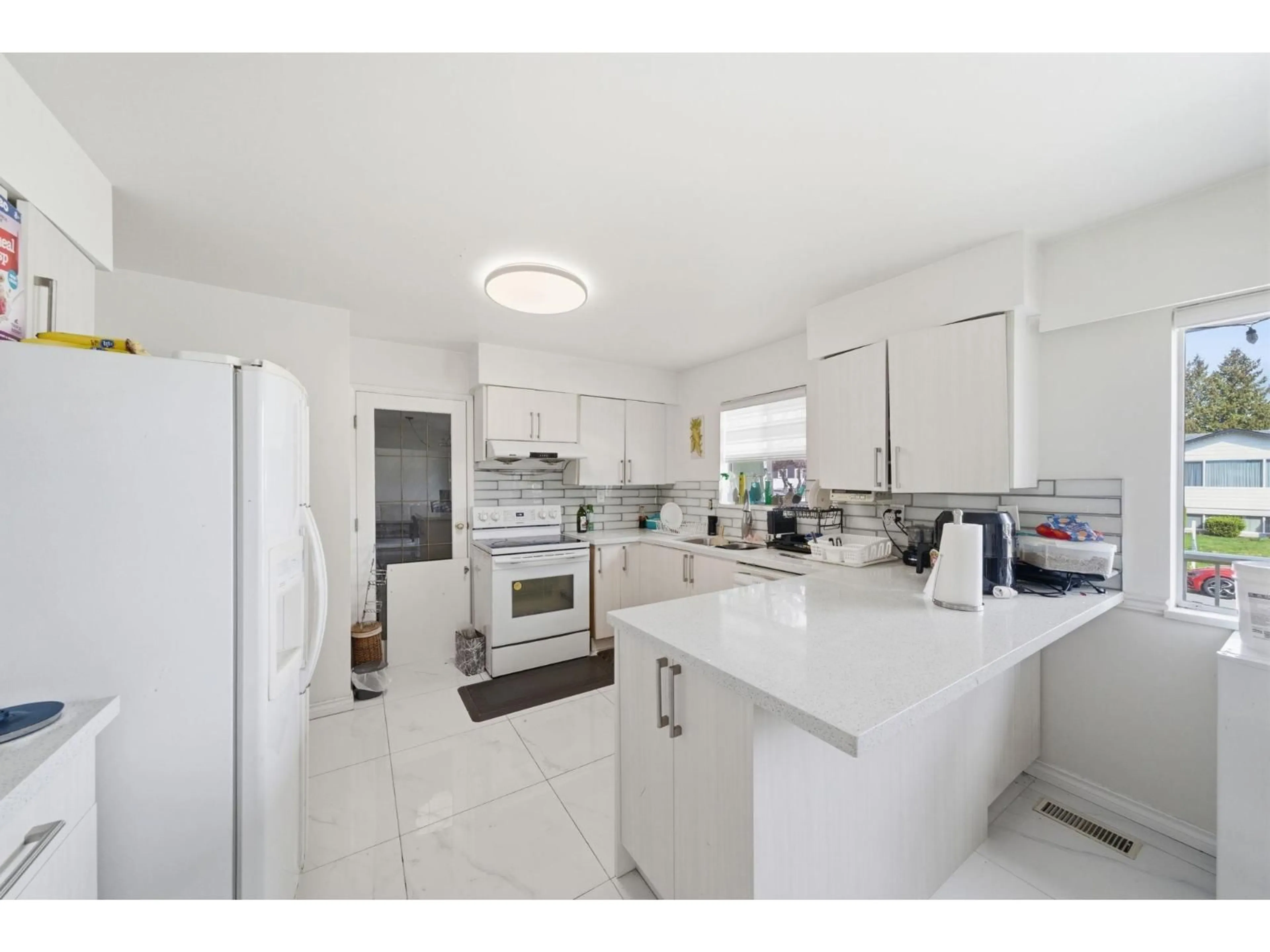 Open concept kitchen, ceramic/tile floor for 11926 82A AVENUE, Delta British Columbia V4C2E6