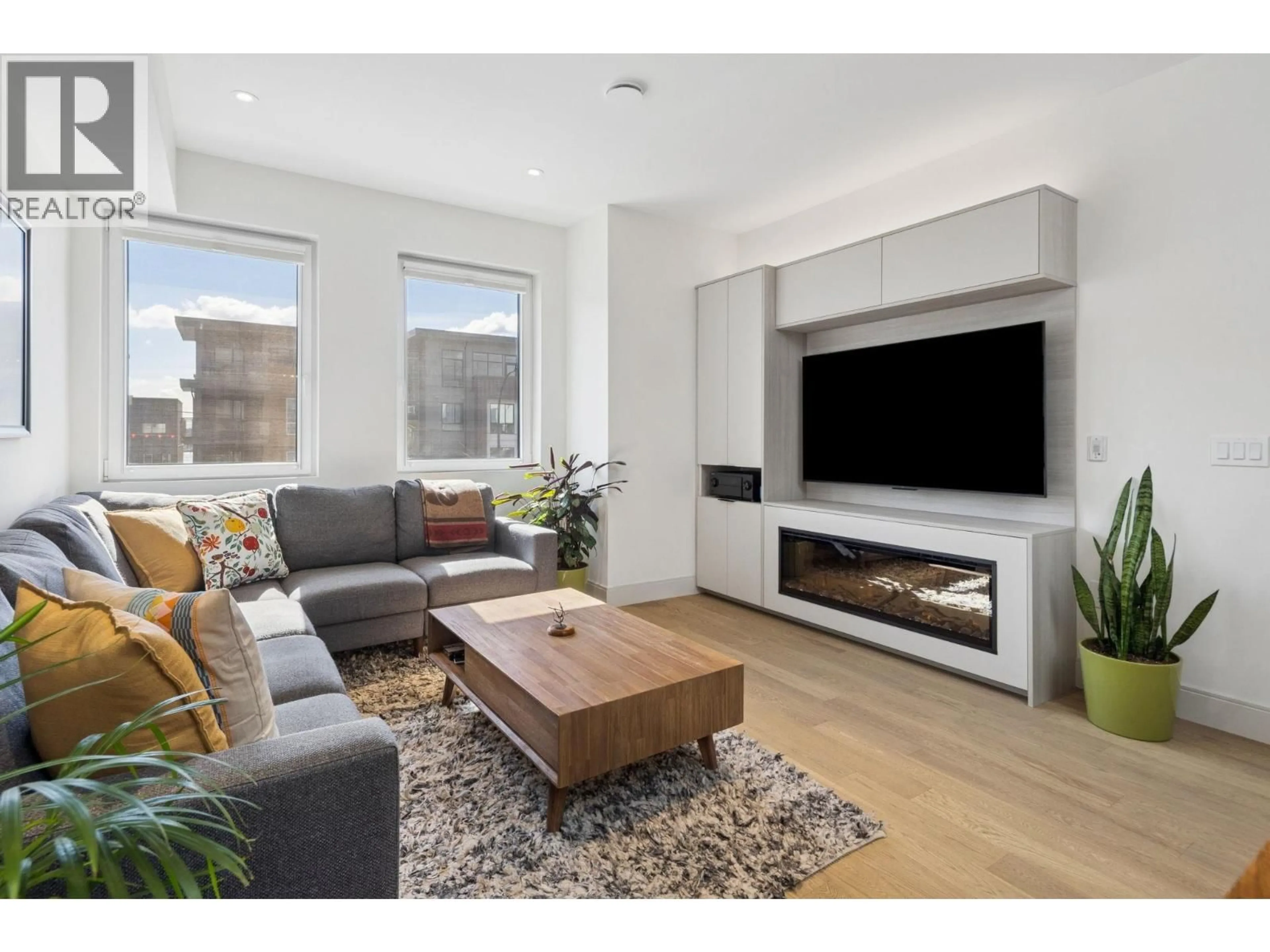 Living room with furniture, wood/laminate floor for 2 - 632 3RD STREET, North Vancouver British Columbia V7L0J1