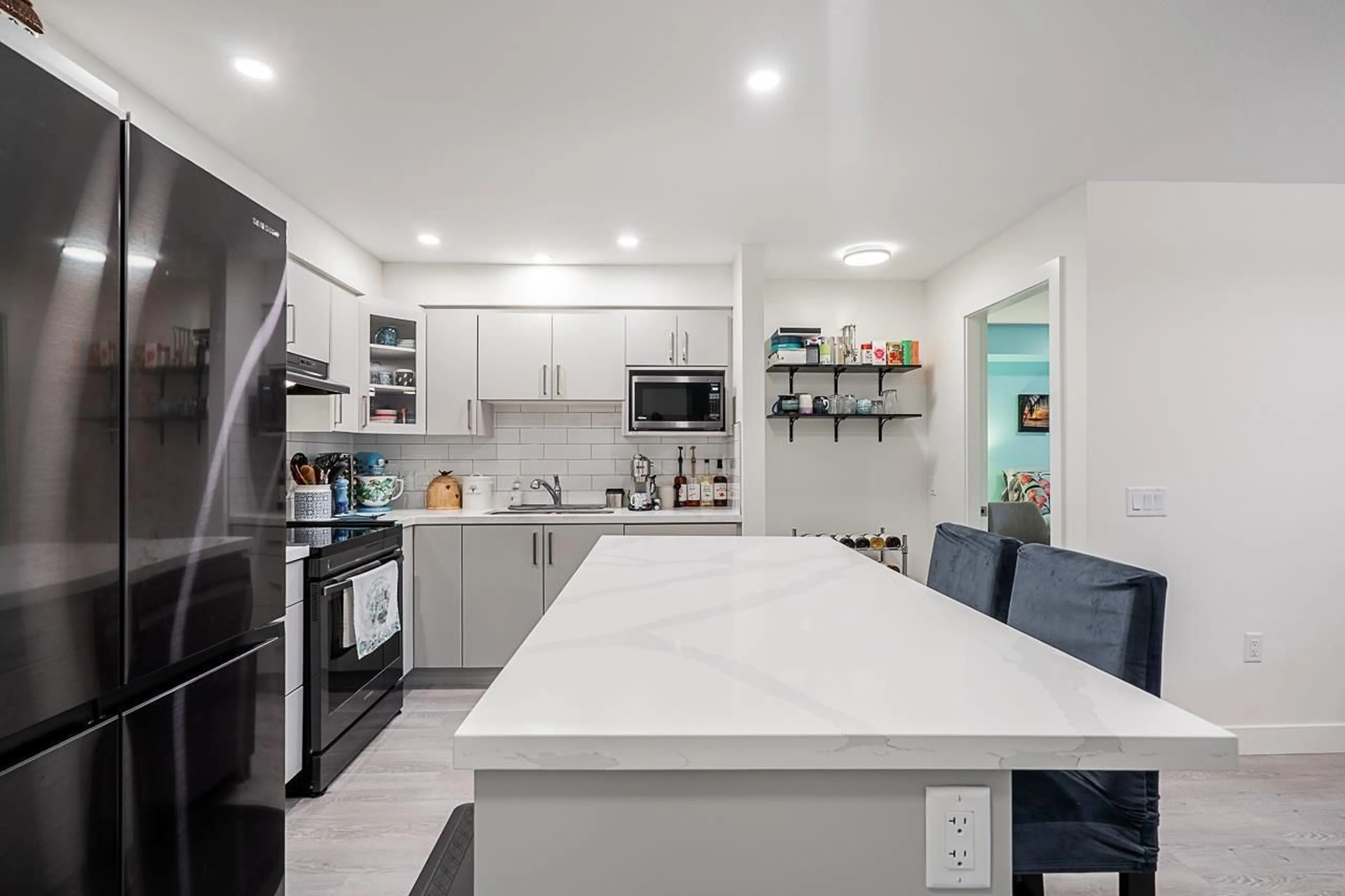 Open concept kitchen, ceramic/tile floor for 202 - 19730 56 AVENUE, Langley British Columbia V3A3X6