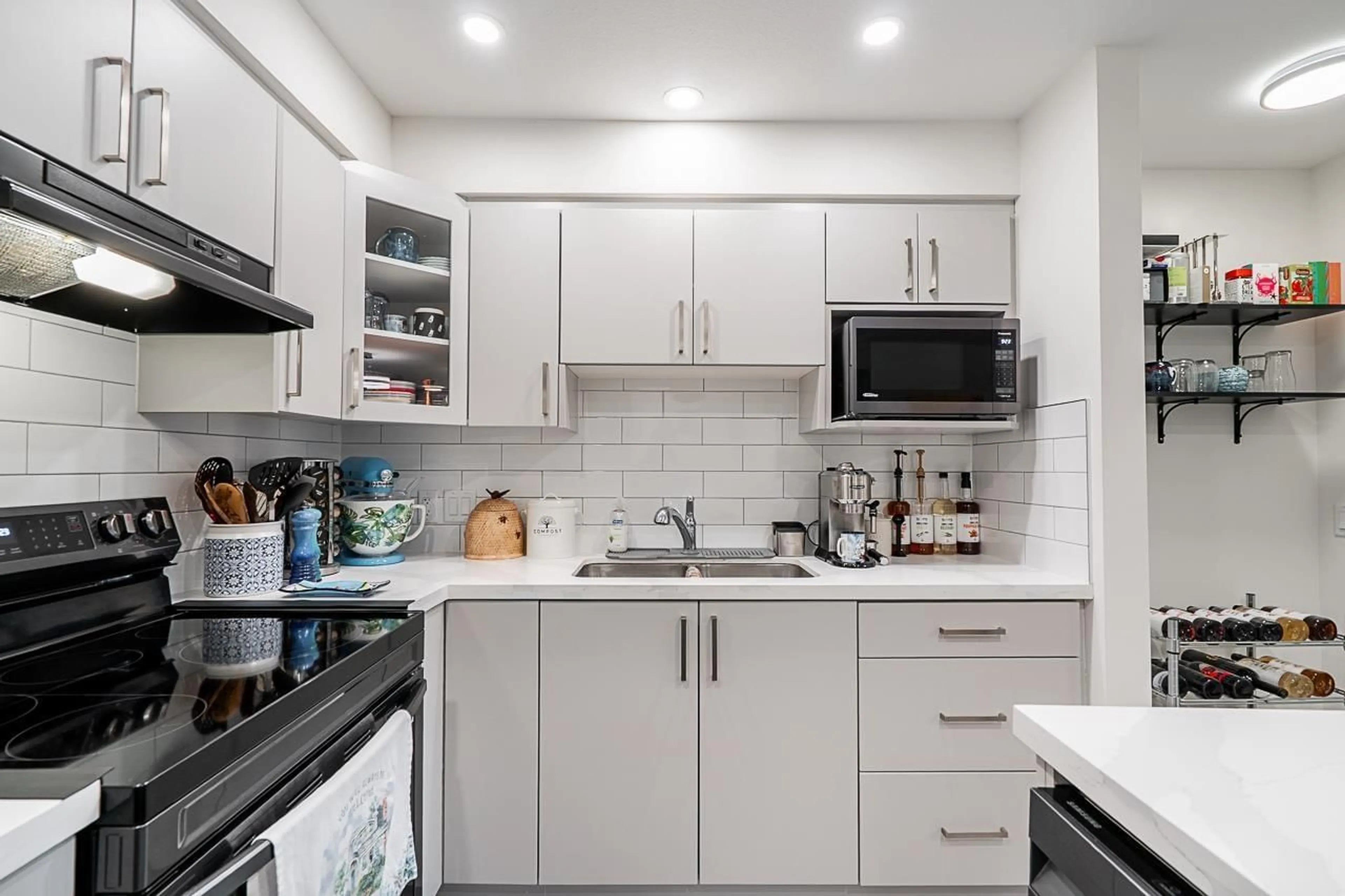 Standard kitchen, unknown for 202 - 19730 56 AVENUE, Langley British Columbia V3A3X6