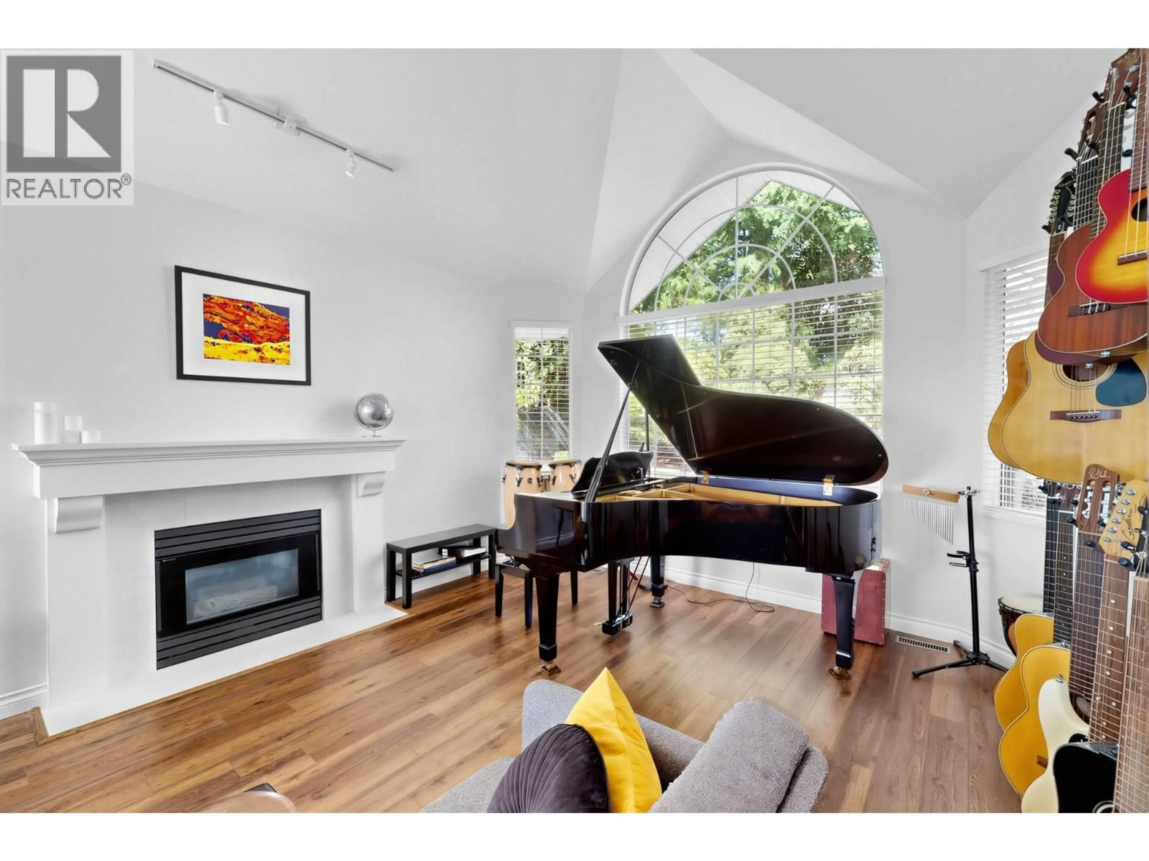 Living room with furniture, wood/laminate floor for 2972 ROBSON DRIVE, Coquitlam British Columbia V3E2T1
