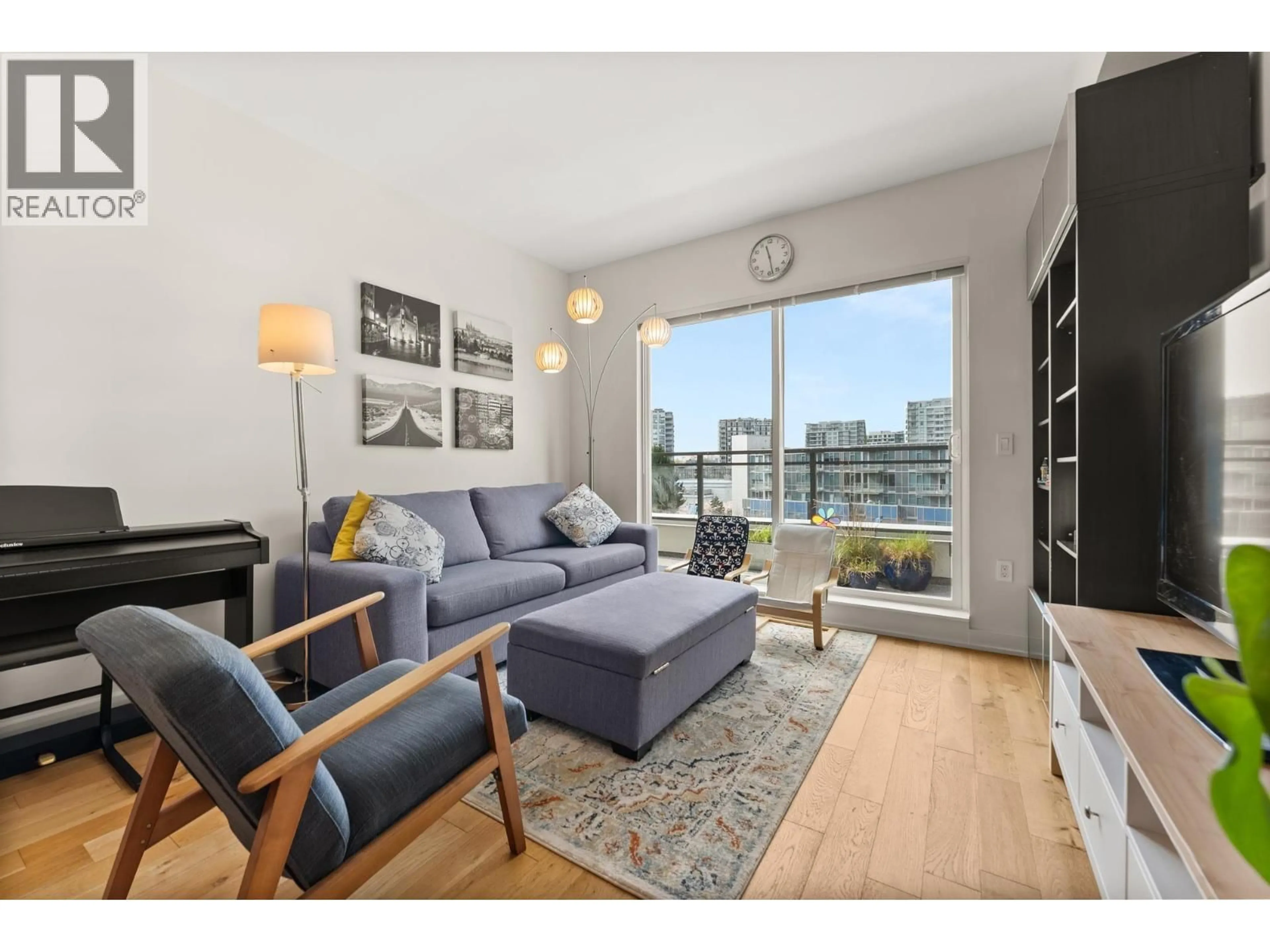 Living room with furniture, wood/laminate floor for 523 - 5311 CEDARBRIDGE WAY, Richmond British Columbia V6X0M3