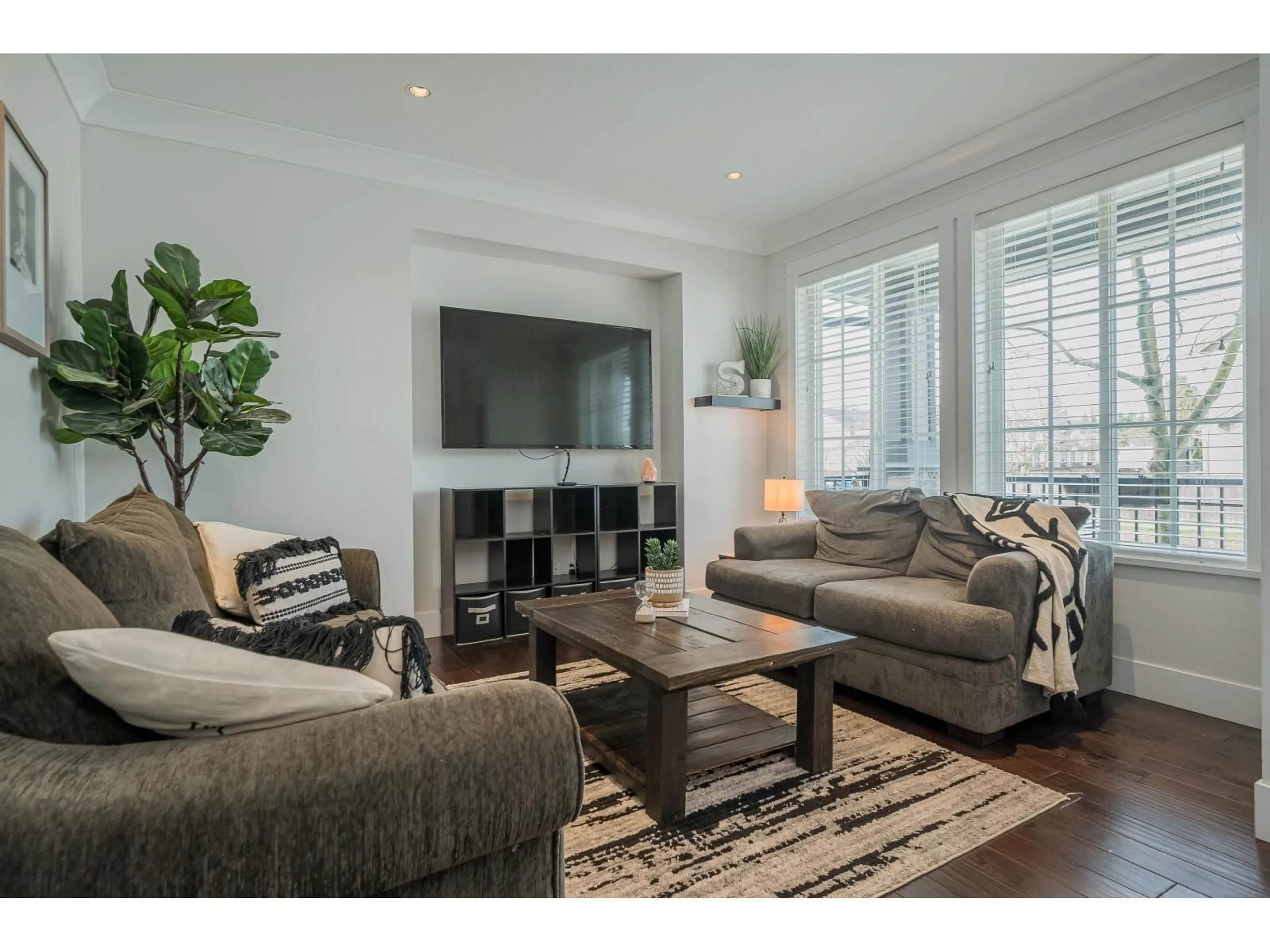 Living room with furniture, wood/laminate floor for 19468 70 AVENUE, Surrey British Columbia V4N5Y6