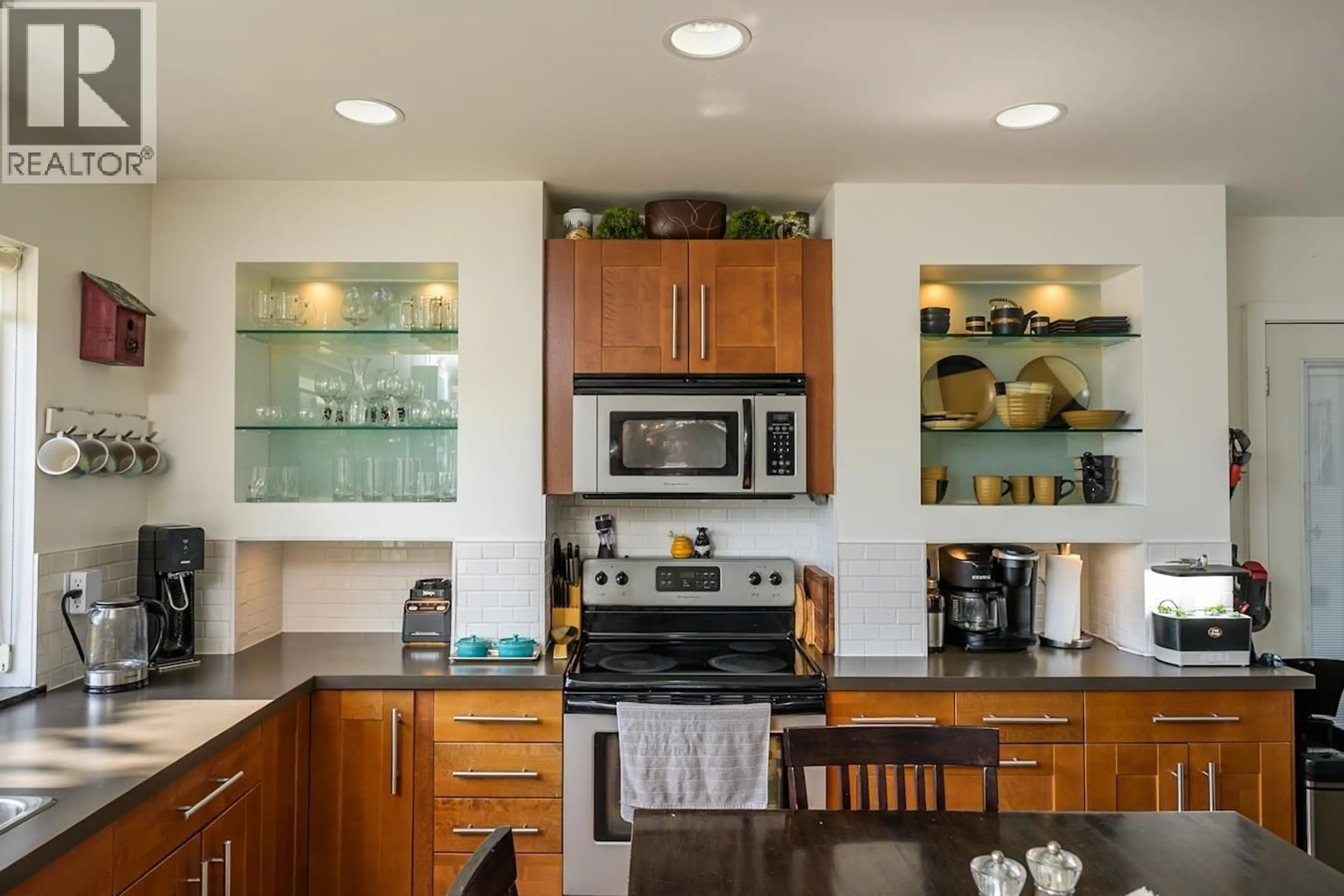 Open concept kitchen, ceramic/tile floor for 1807 12TH AVENUE, Prince George British Columbia V2M1P8