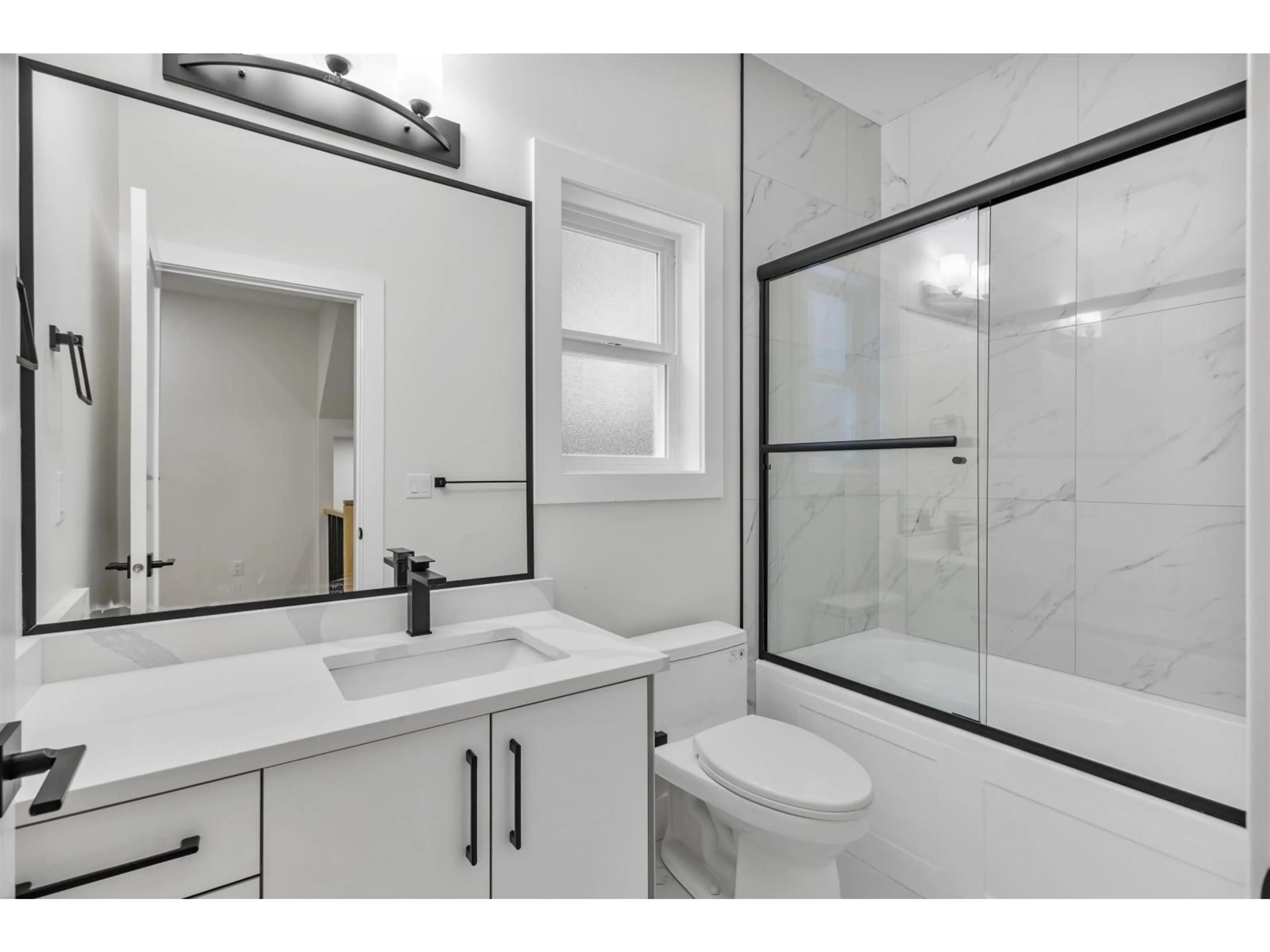 Standard bathroom, ceramic/tile floor for 32504 HIGGINBOTTOM COURT, Mission British Columbia V2V2T7
