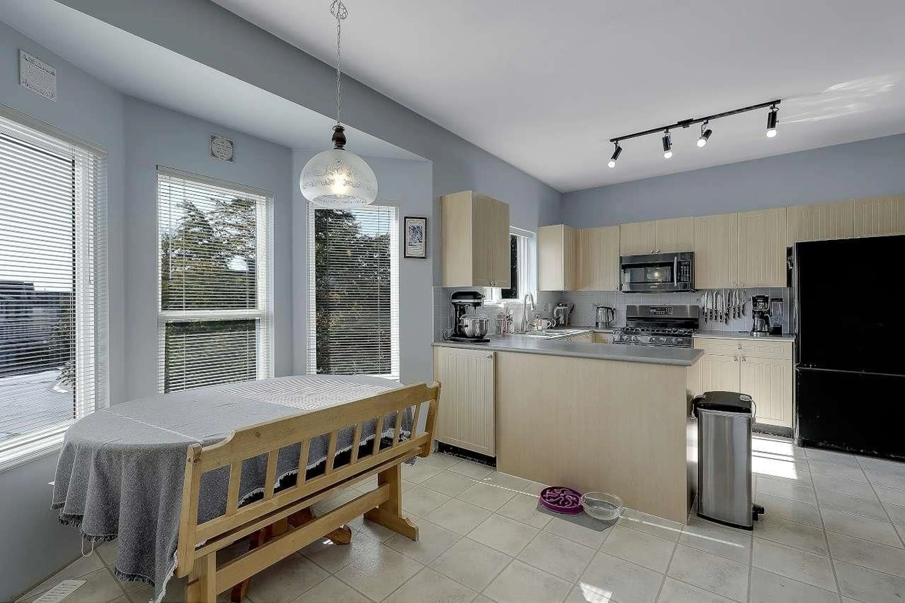 Open concept kitchen, ceramic/tile floor for 20526 66A AVENUE, Langley British Columbia V2Y2X8