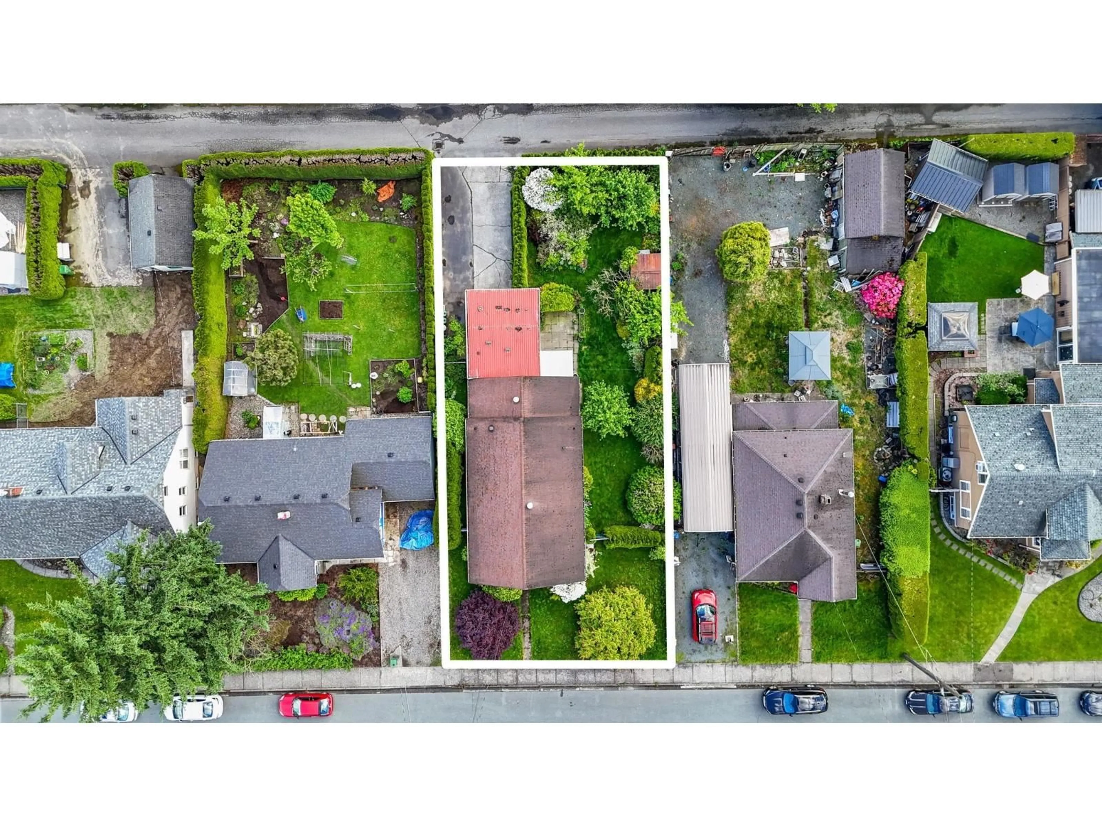 A pic from outside/outdoor area/front of a property/back of a property/a pic from drone, street for 45782 VICTORIA AVENUE, Chilliwack British Columbia V2P2T5