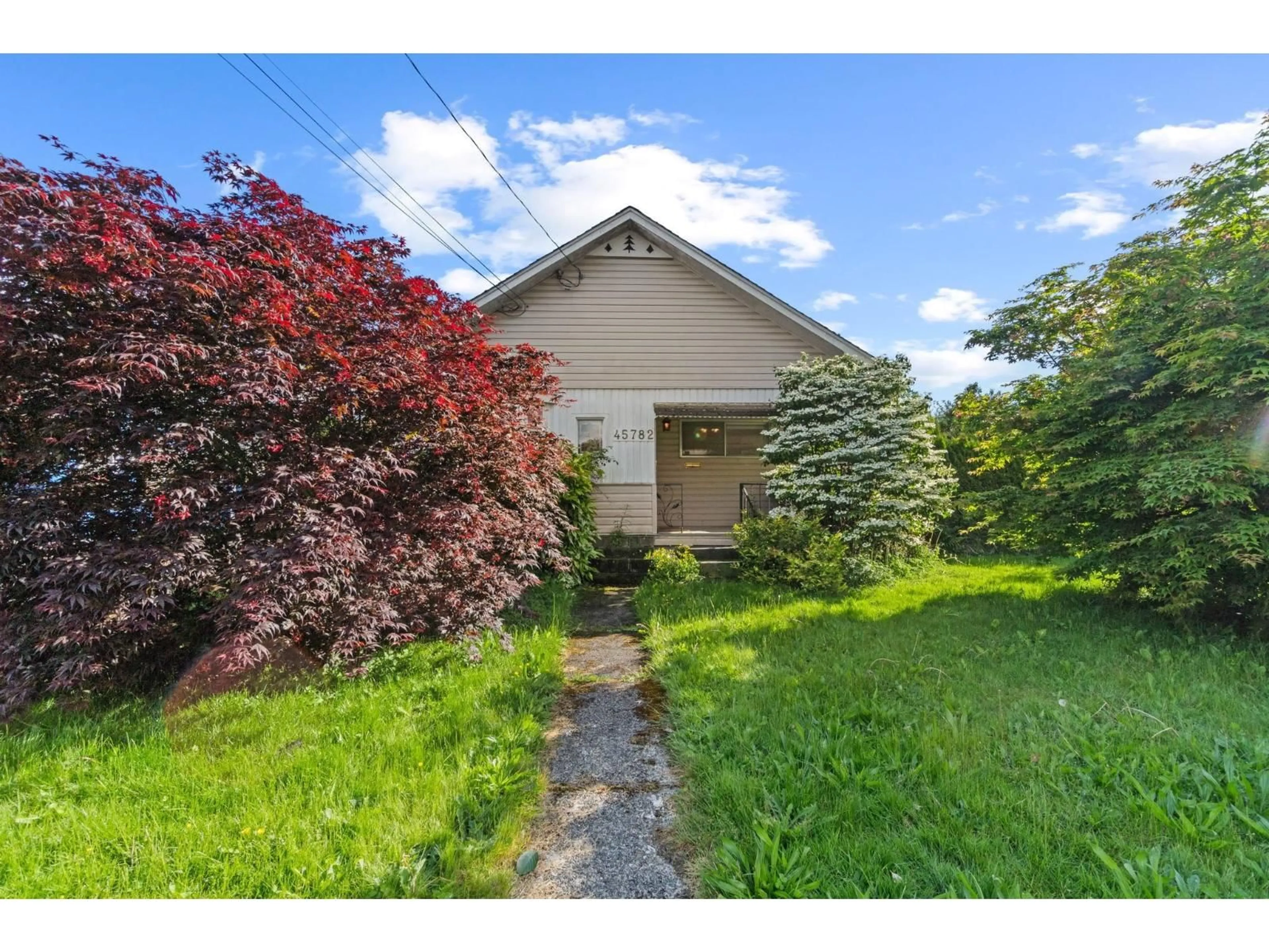 A pic from outside/outdoor area/front of a property/back of a property/a pic from drone, street for 45782 VICTORIA AVENUE, Chilliwack British Columbia V2P2T5