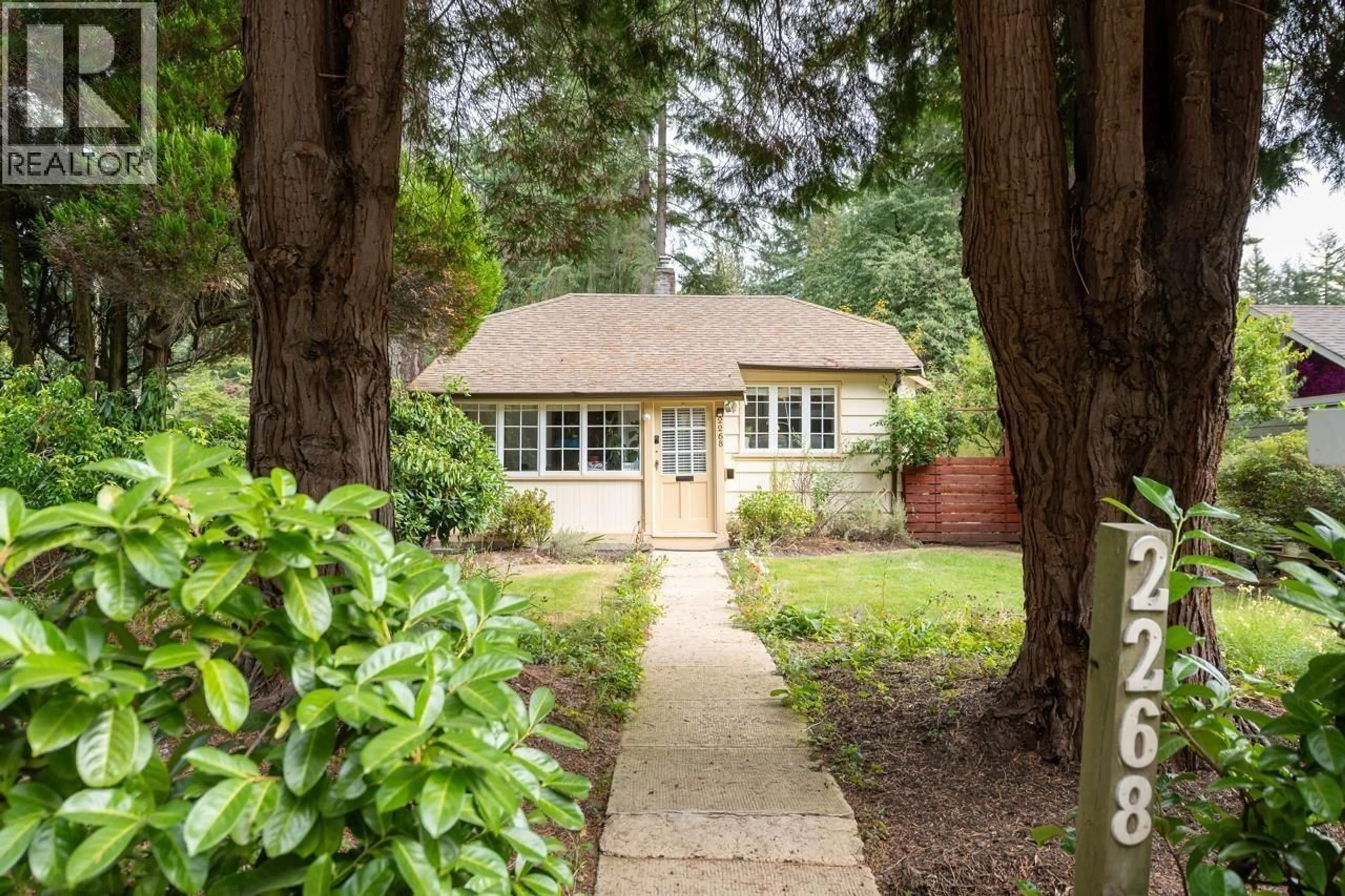 Unknown for 2268 EDGEMONT BOULEVARD, North Vancouver British Columbia V7P2K9