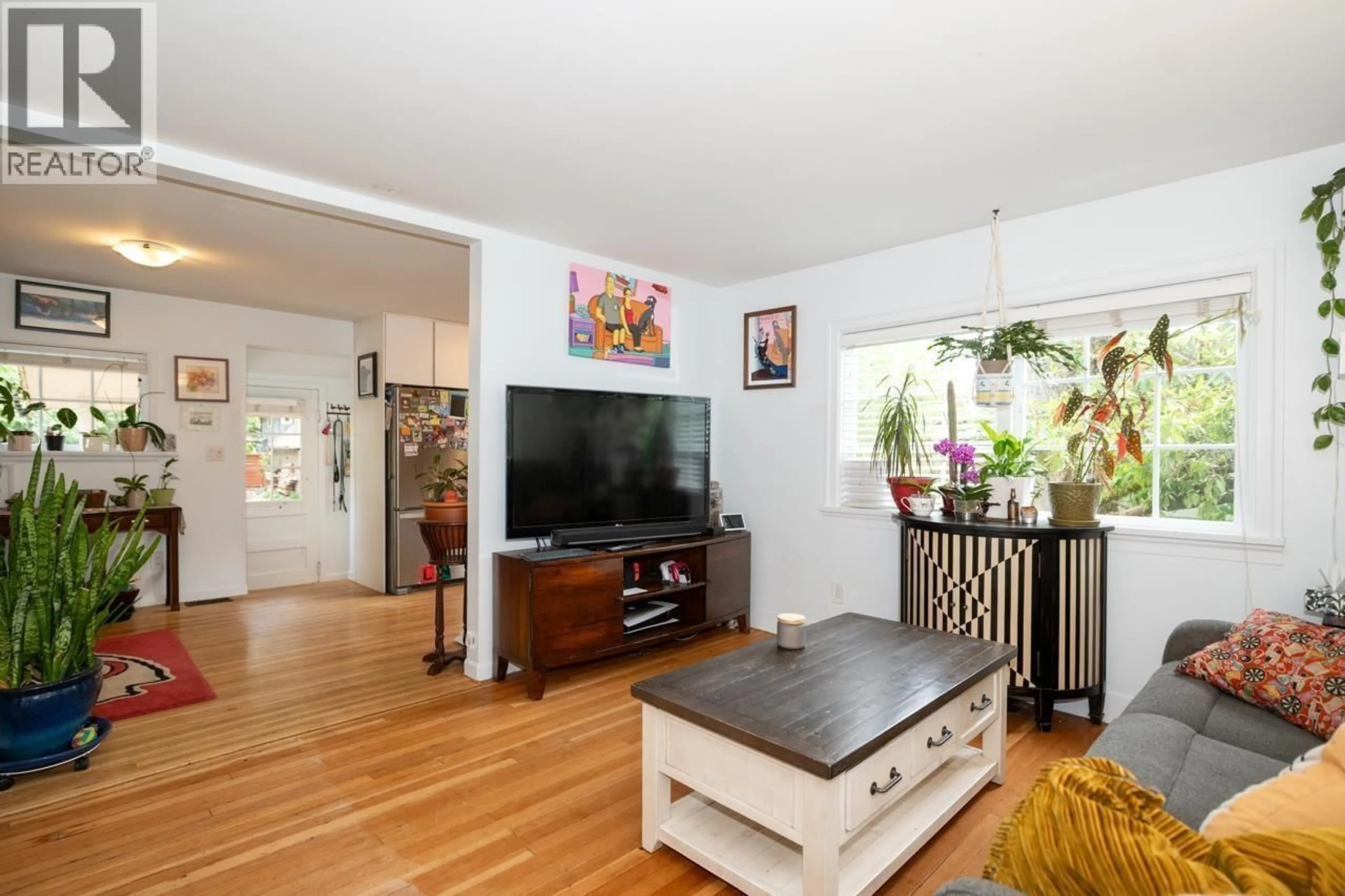 Living room with furniture, wood/laminate floor for 2268 EDGEMONT BOULEVARD, North Vancouver British Columbia V7P2K9