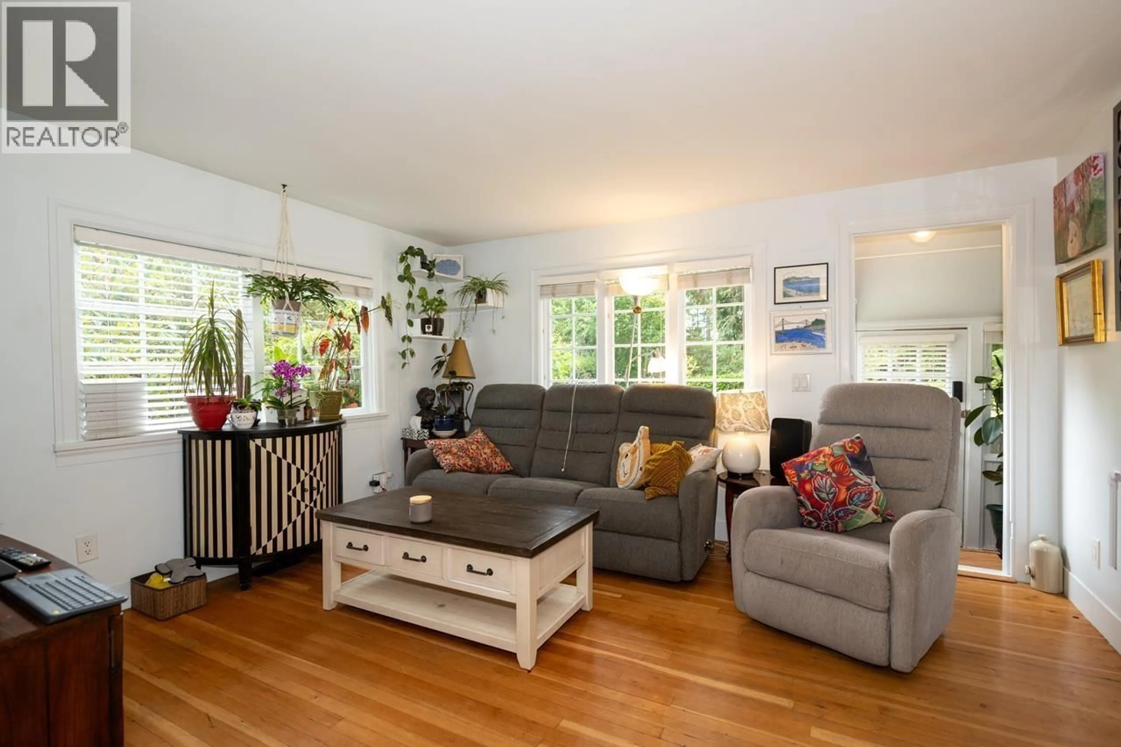 Living room with furniture, wood/laminate floor for 2268 EDGEMONT BOULEVARD, North Vancouver British Columbia V7P2K9