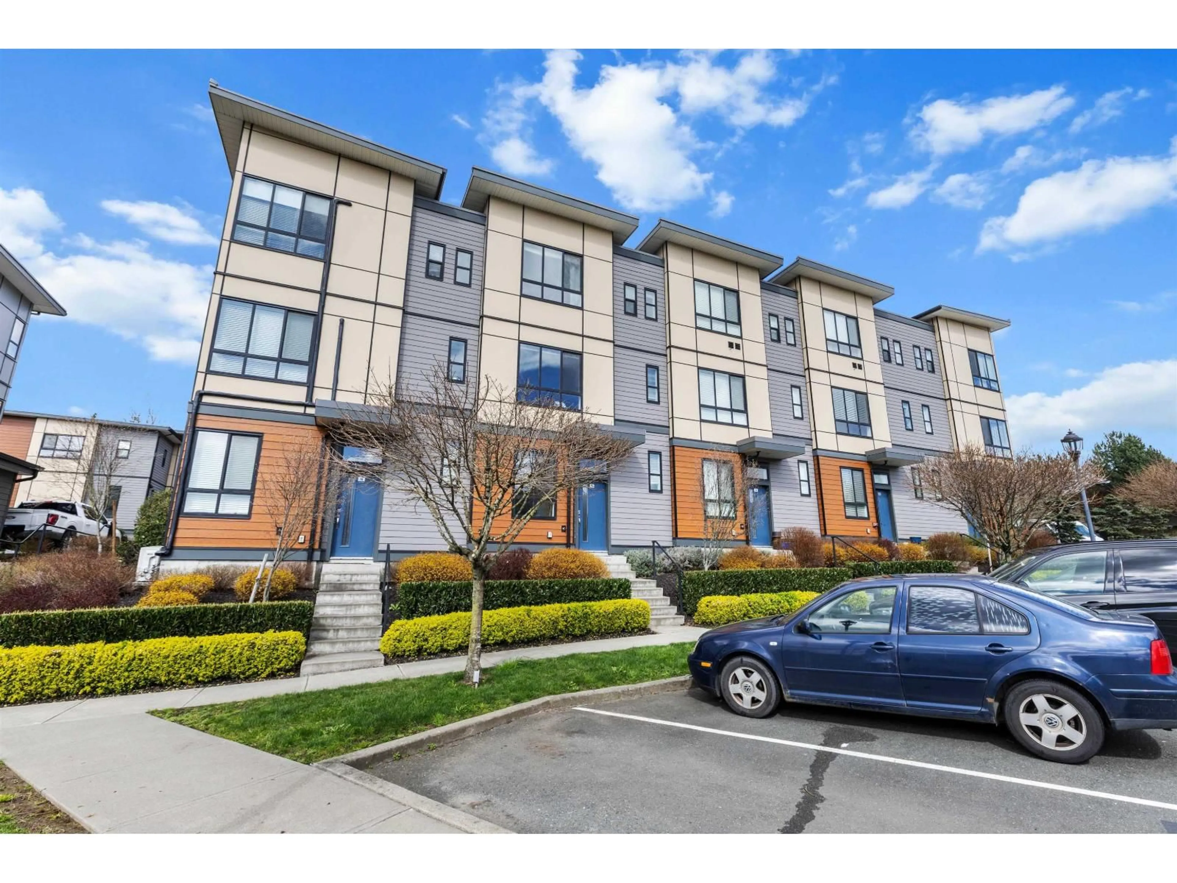 A pic from outside/outdoor area/front of a property/back of a property/a pic from drone, street for 15 - 1938 NORTH PARALLEL ROAD, Abbotsford British Columbia V3G0H1