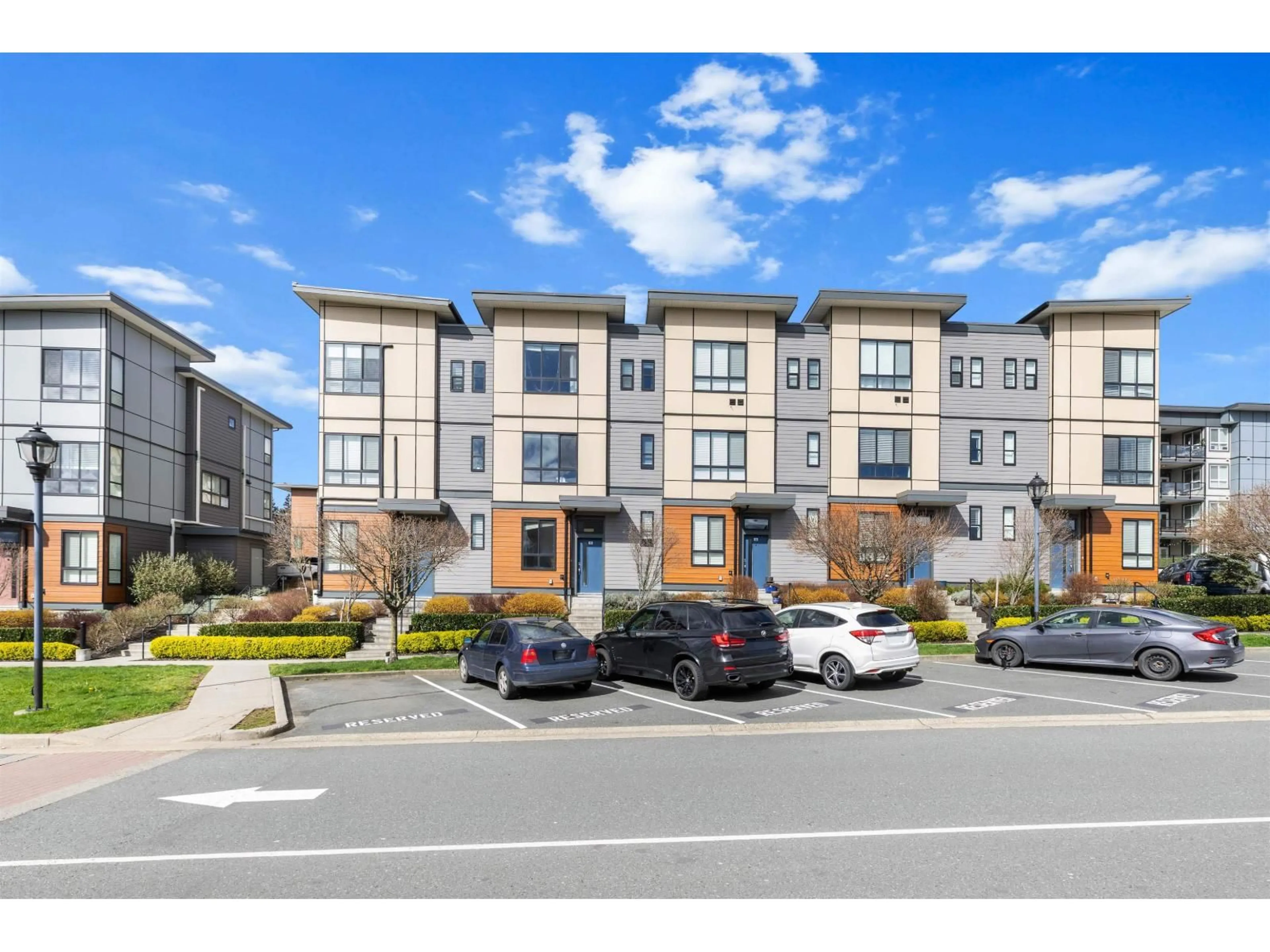 A pic from outside/outdoor area/front of a property/back of a property/a pic from drone, street for 15 - 1938 NORTH PARALLEL ROAD, Abbotsford British Columbia V3G0H1