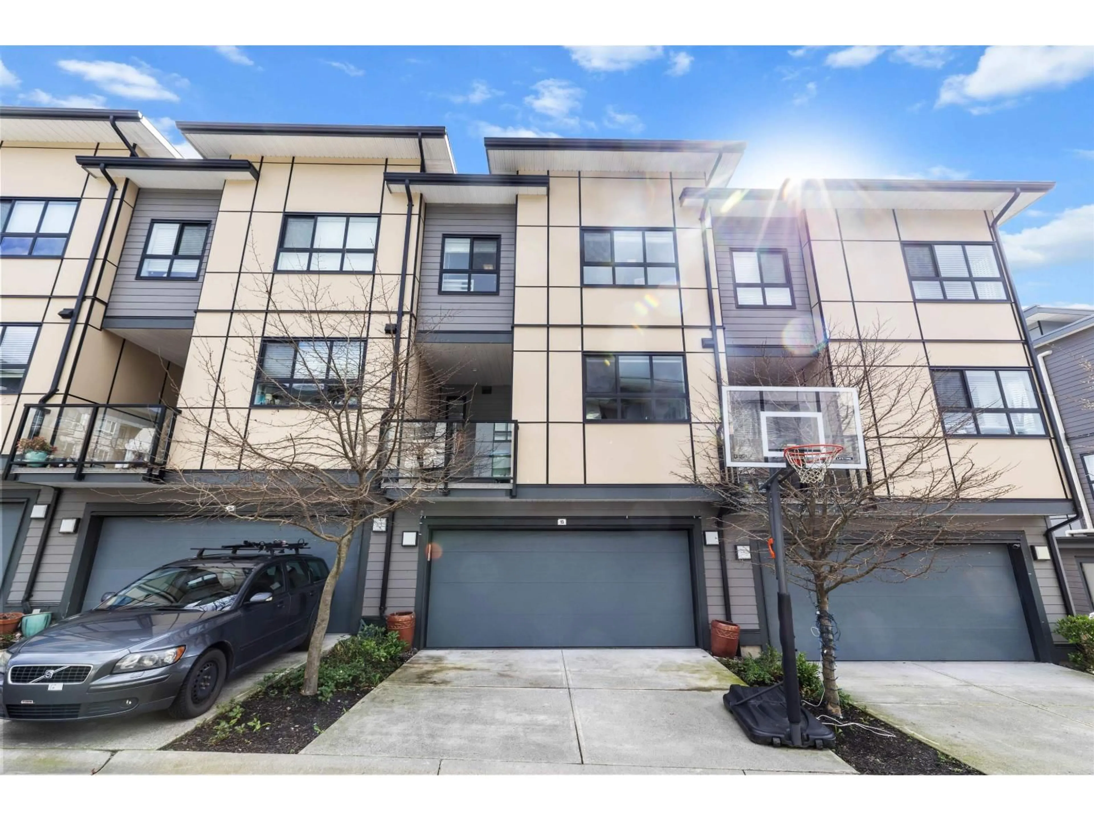 A pic from outside/outdoor area/front of a property/back of a property/a pic from drone, street for 15 - 1938 NORTH PARALLEL ROAD, Abbotsford British Columbia V3G0H1