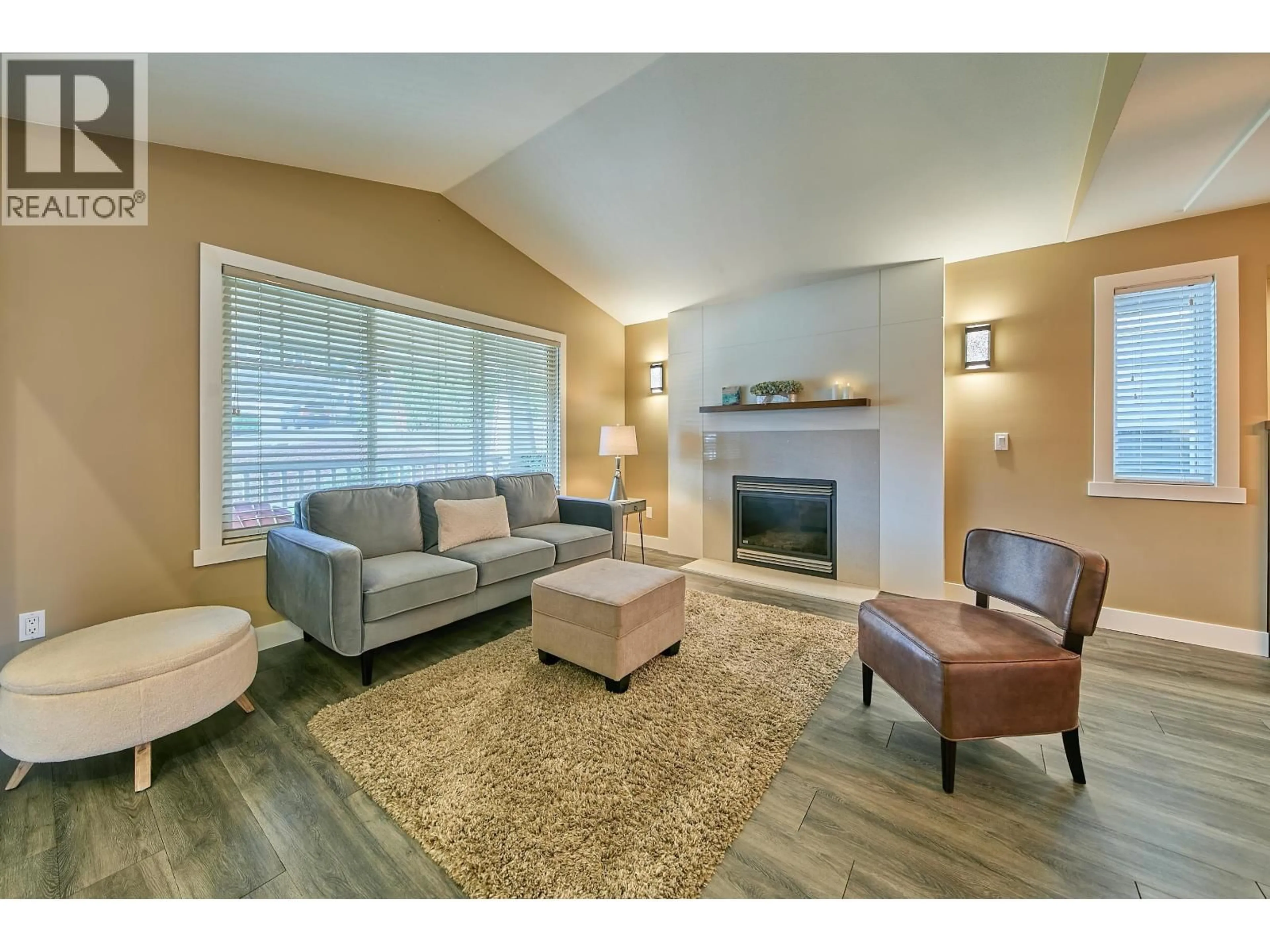 Living room with furniture, wood/laminate floor for 11640 RITCHIE AVENUE, Maple Ridge British Columbia V2X6E7