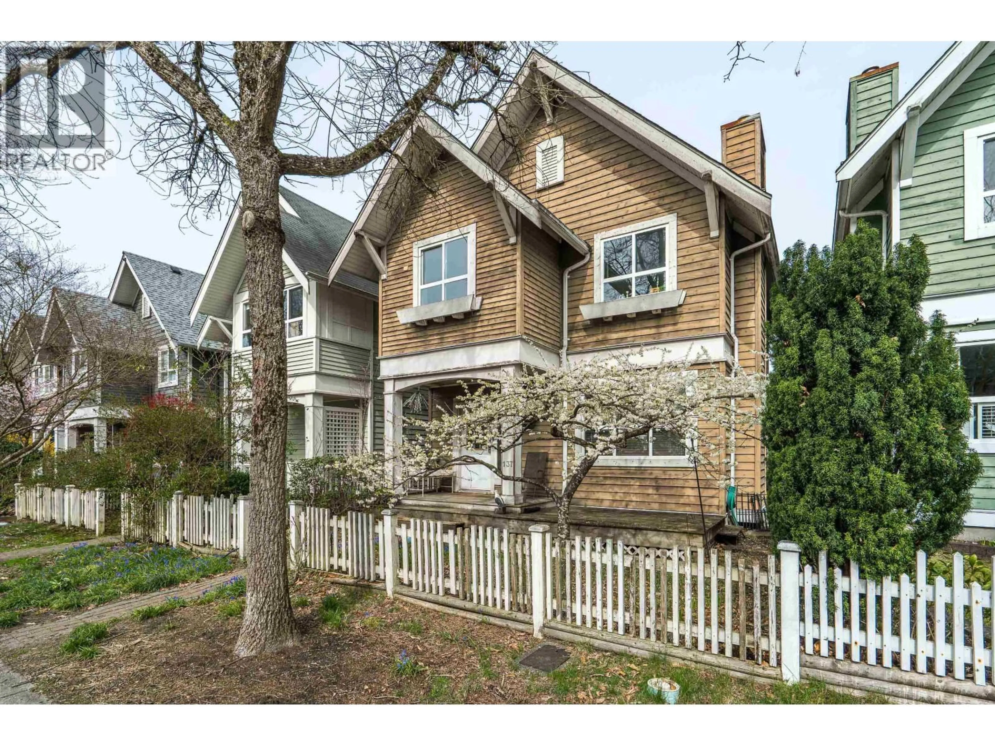 Home with brick exterior material, street for 137 STAR CRESCENT, New Westminster British Columbia V3M6X6