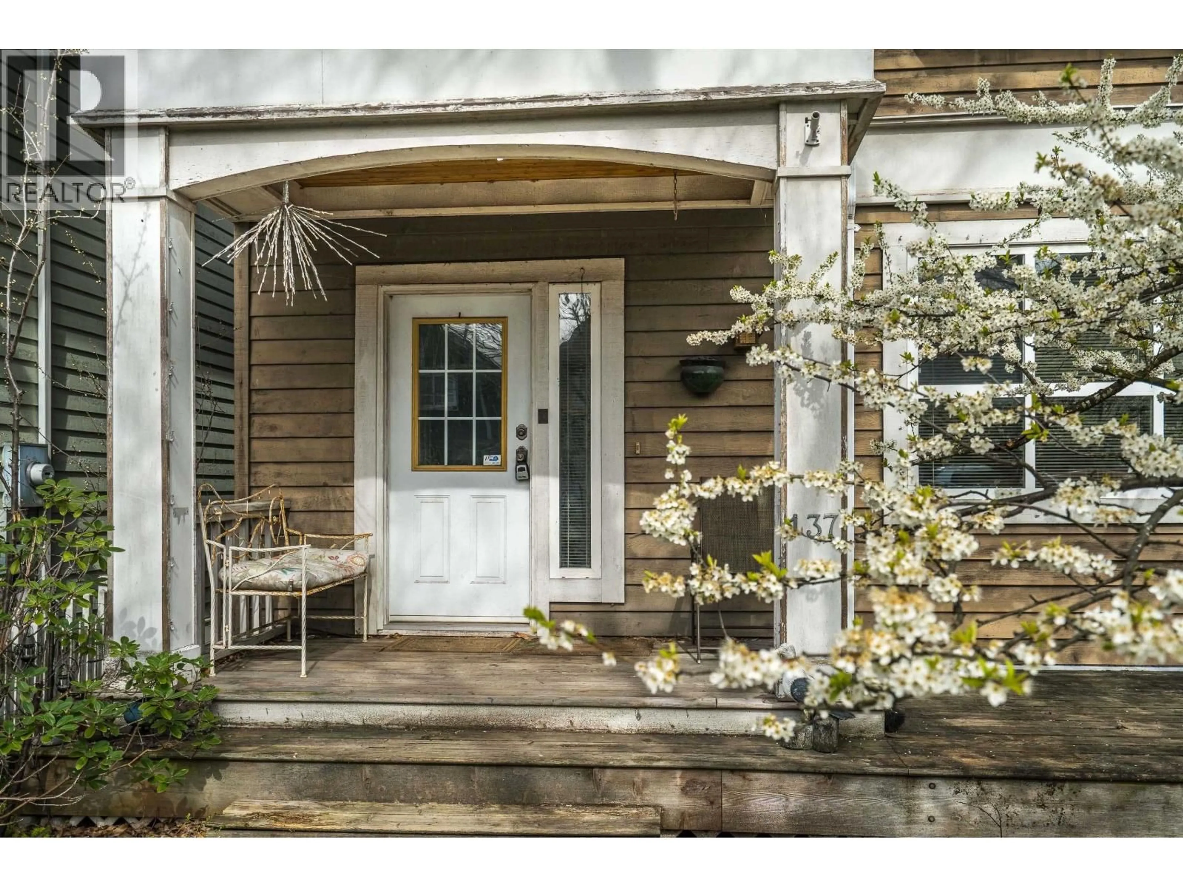Indoor entryway for 137 STAR CRESCENT, New Westminster British Columbia V3M6X6