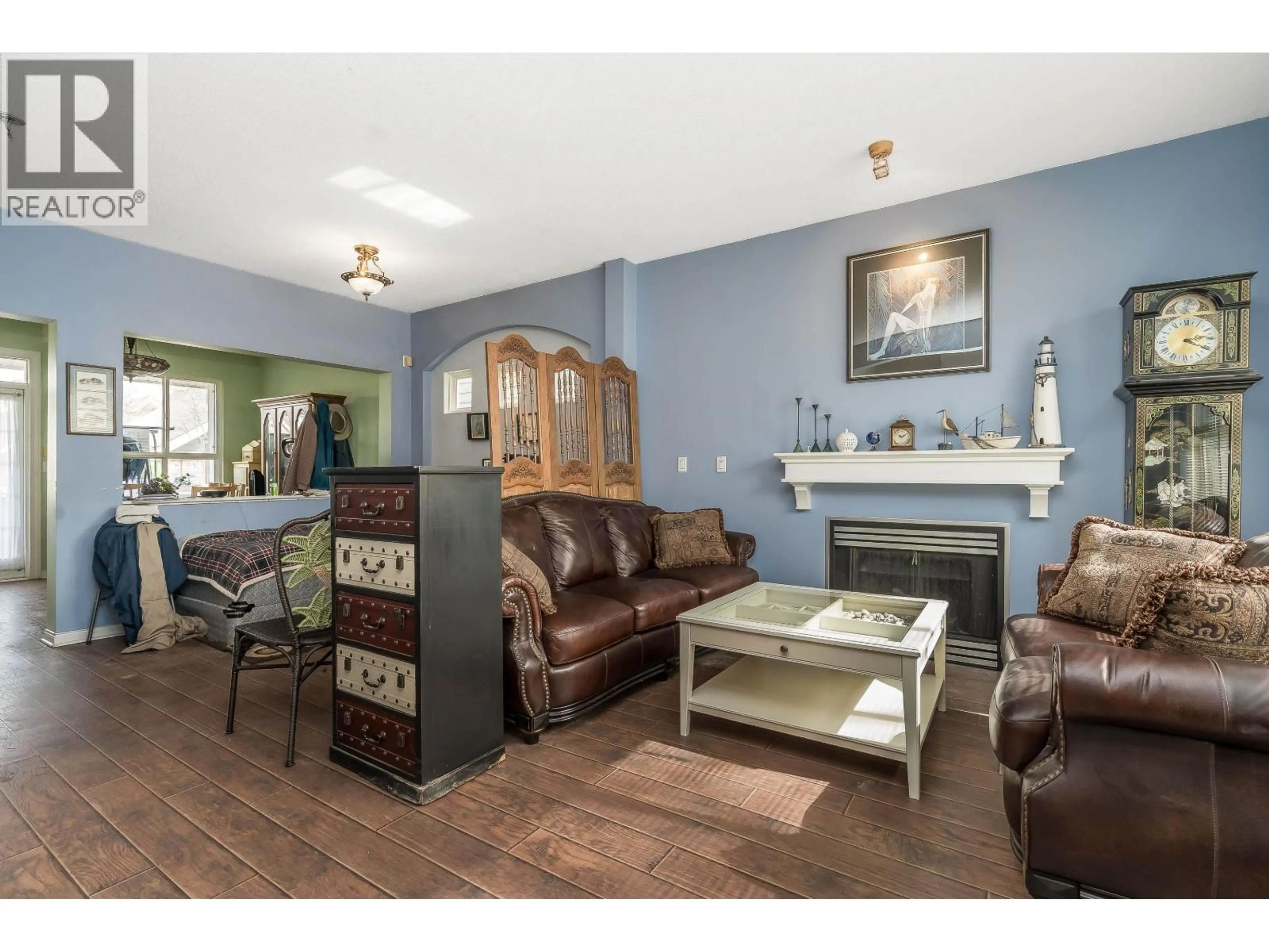 Living room with furniture, unknown for 137 STAR CRESCENT, New Westminster British Columbia V3M6X6