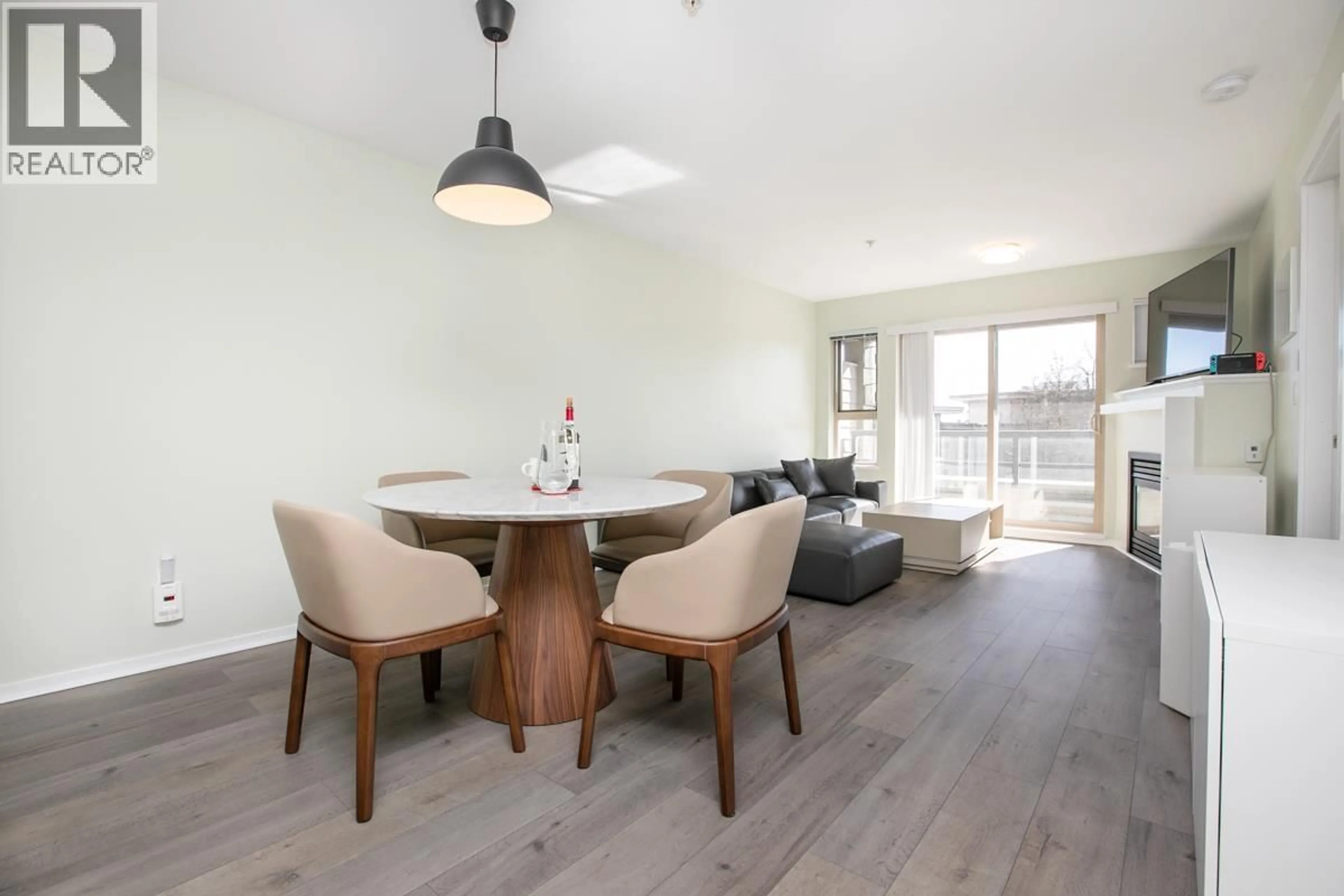 Dining room, wood/laminate floor for 401 - 9319 UNIVERSITY CRESCENT, Burnaby British Columbia V5A4Y5