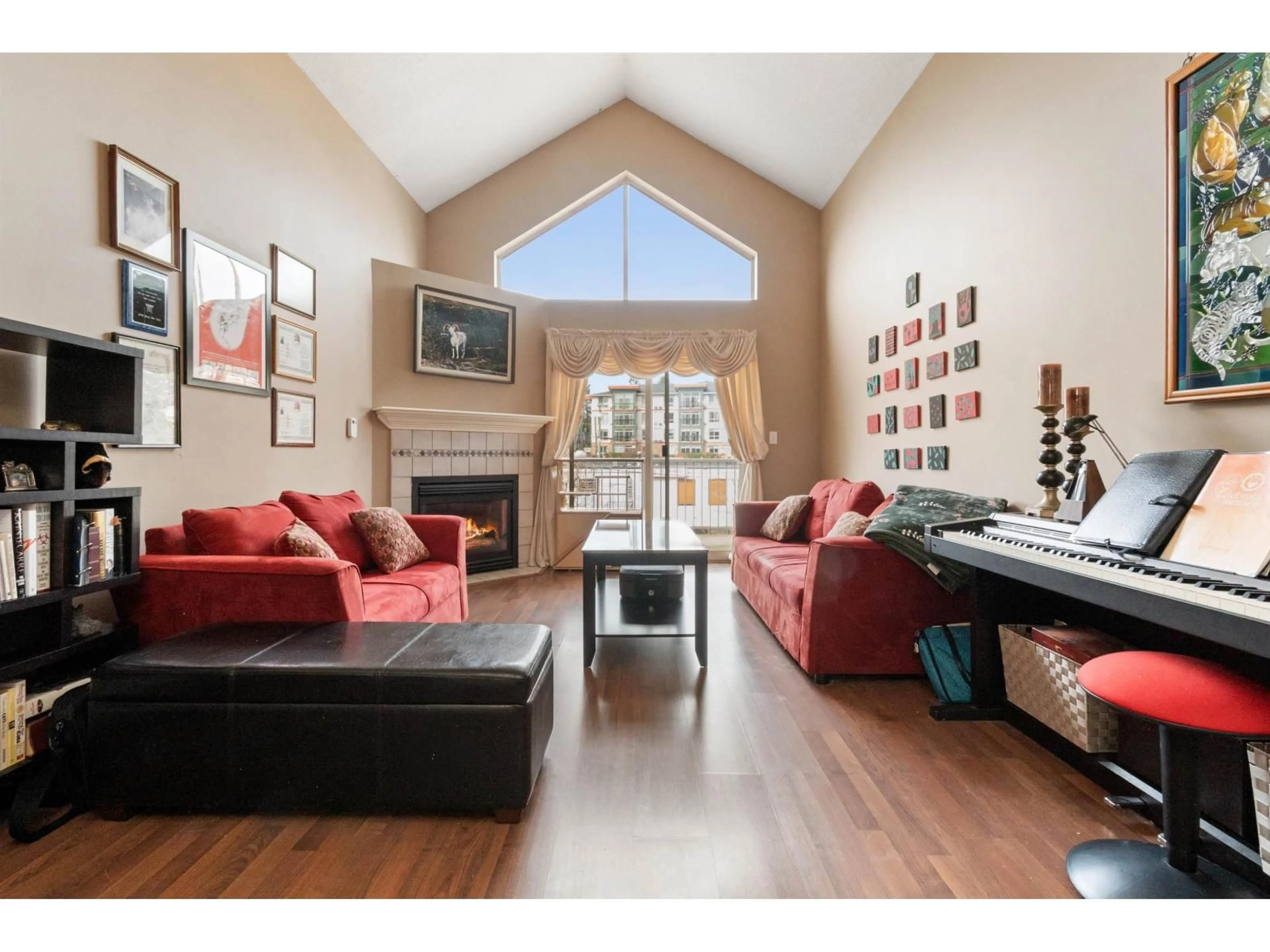 Living room with furniture, wood/laminate floor for 418 - 33478 ROBERTS AVENUE, Abbotsford British Columbia V2S8E1